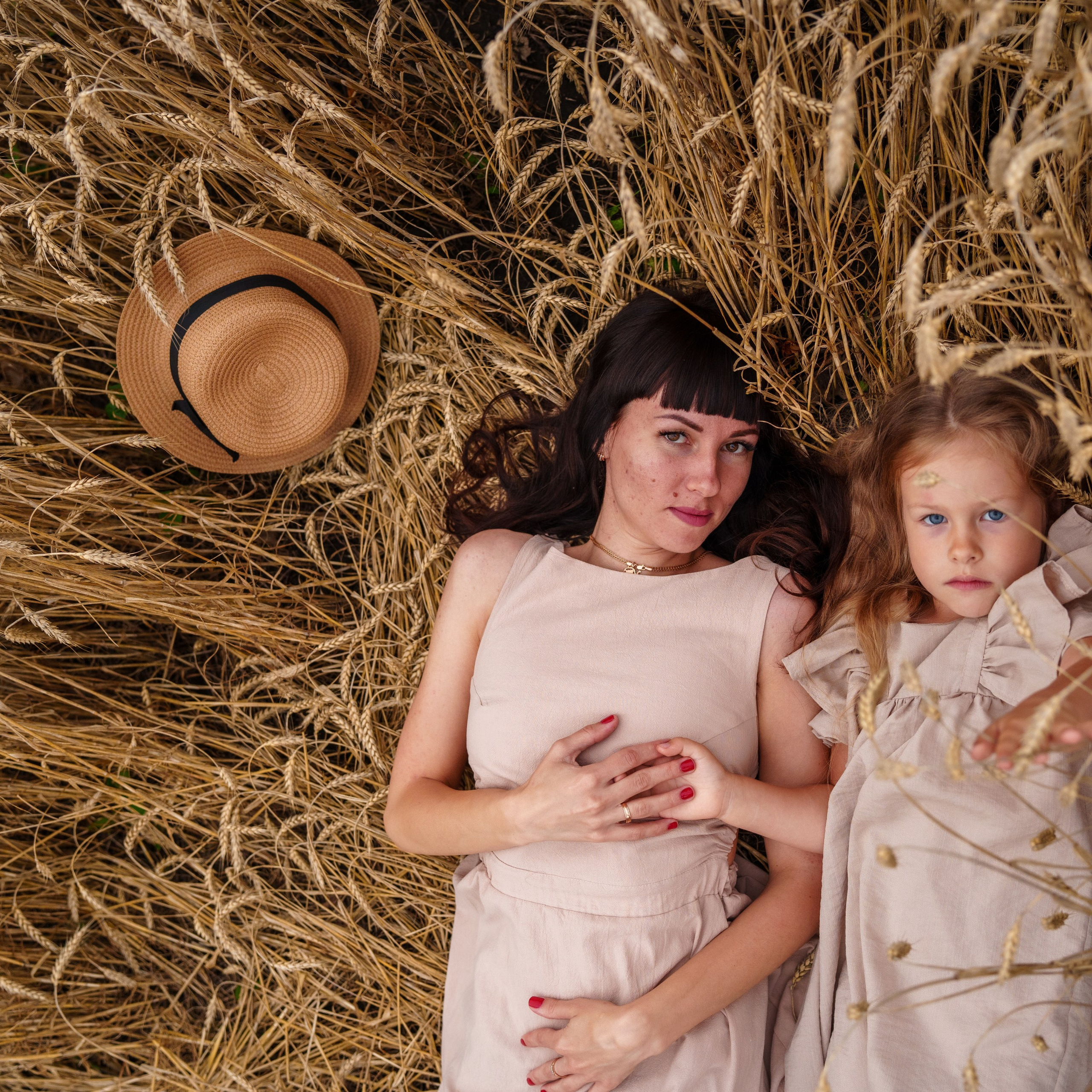 Мама с дочкой в пшеничном поле (01.08.2023)