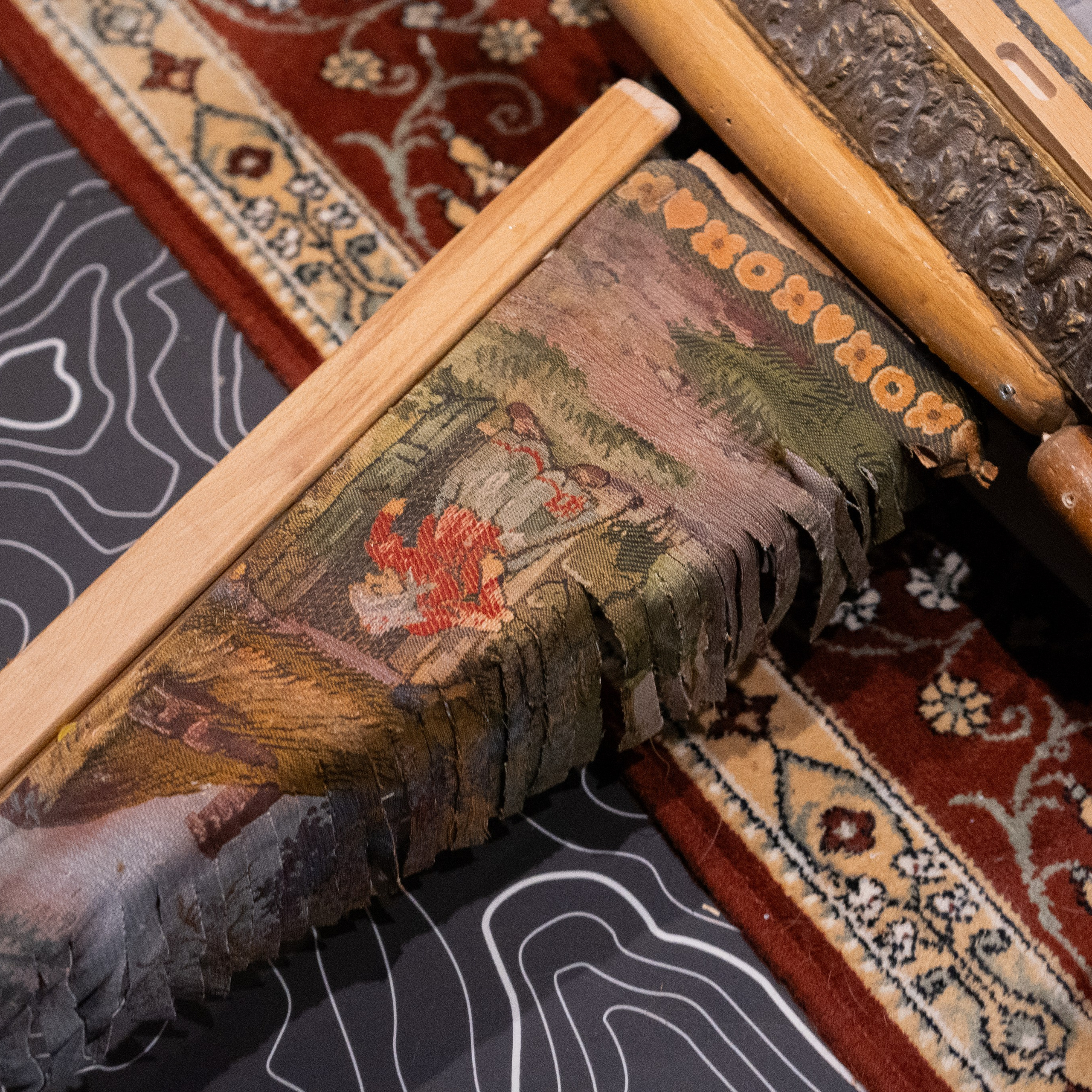 инсталляция «Под крылом» художницы Софьи Григорьевой, арт- объект самолёт, скульптура, ковёр, искусство, из старой мебели