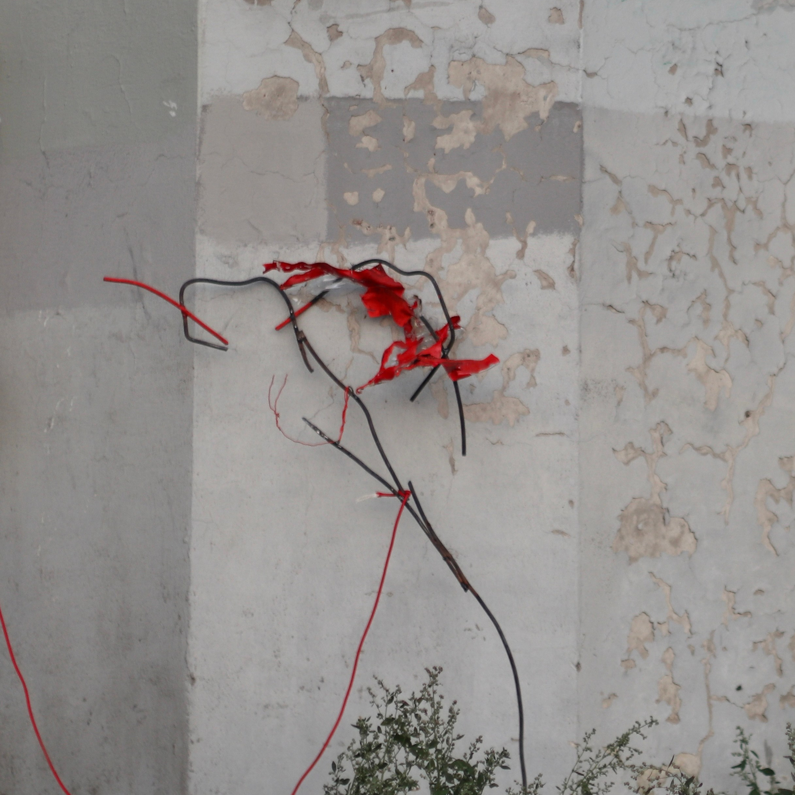 Крюк 7.  «Она поправила его маленькие красные крылья». Инсталляция  Герионово детство Софья Григорьева Юлия Рибетки Антибиеннале красненькая вдохновлена поэмой Энн Карсон Автобиография красного