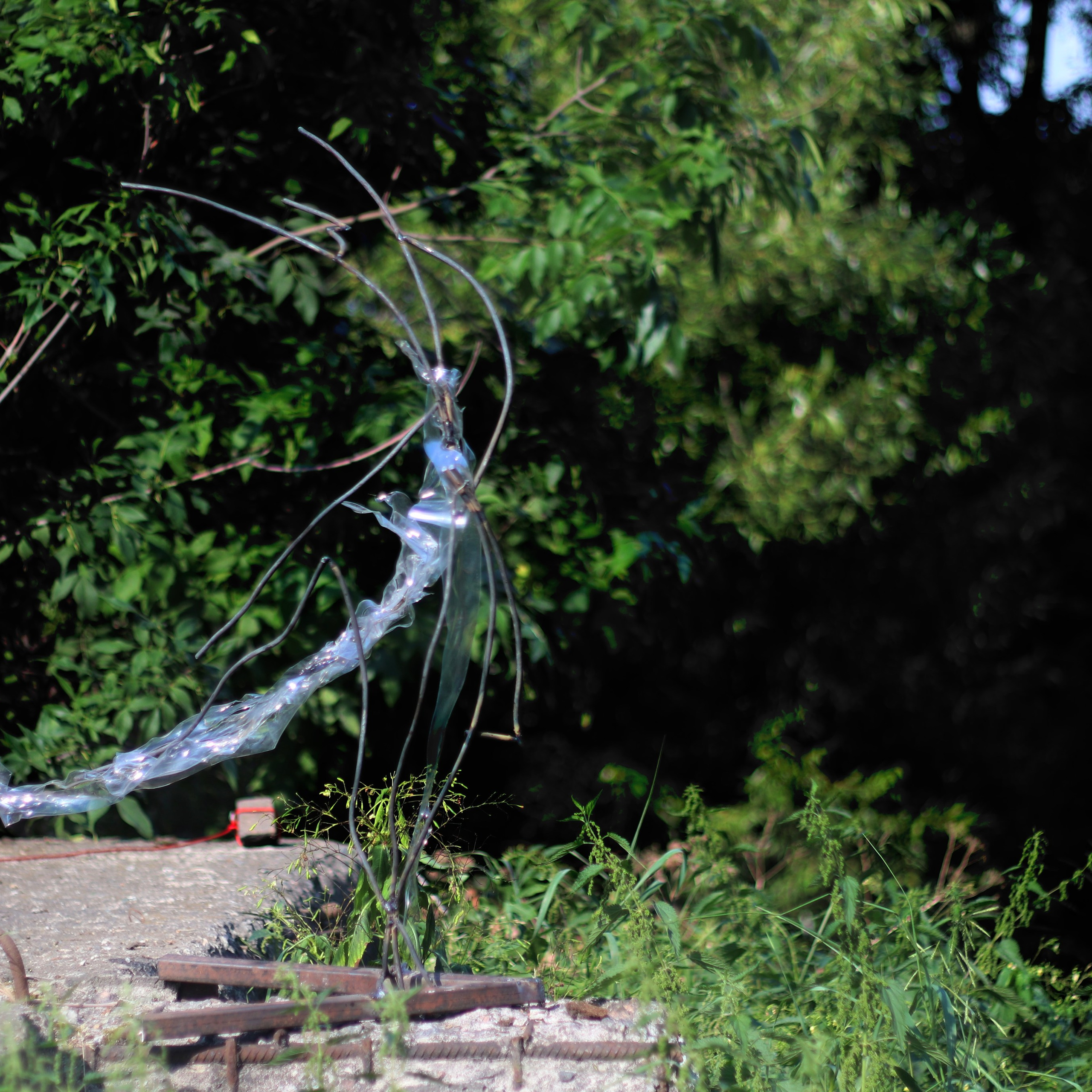 Крюк 1. «Выбегал из дома в пижаме». Инсталляция  Герионово детство Софья Григорьева Юлия Рибетки Антибиеннале красненькая вдохновлена поэмой Энн Карсон Автобиография красного