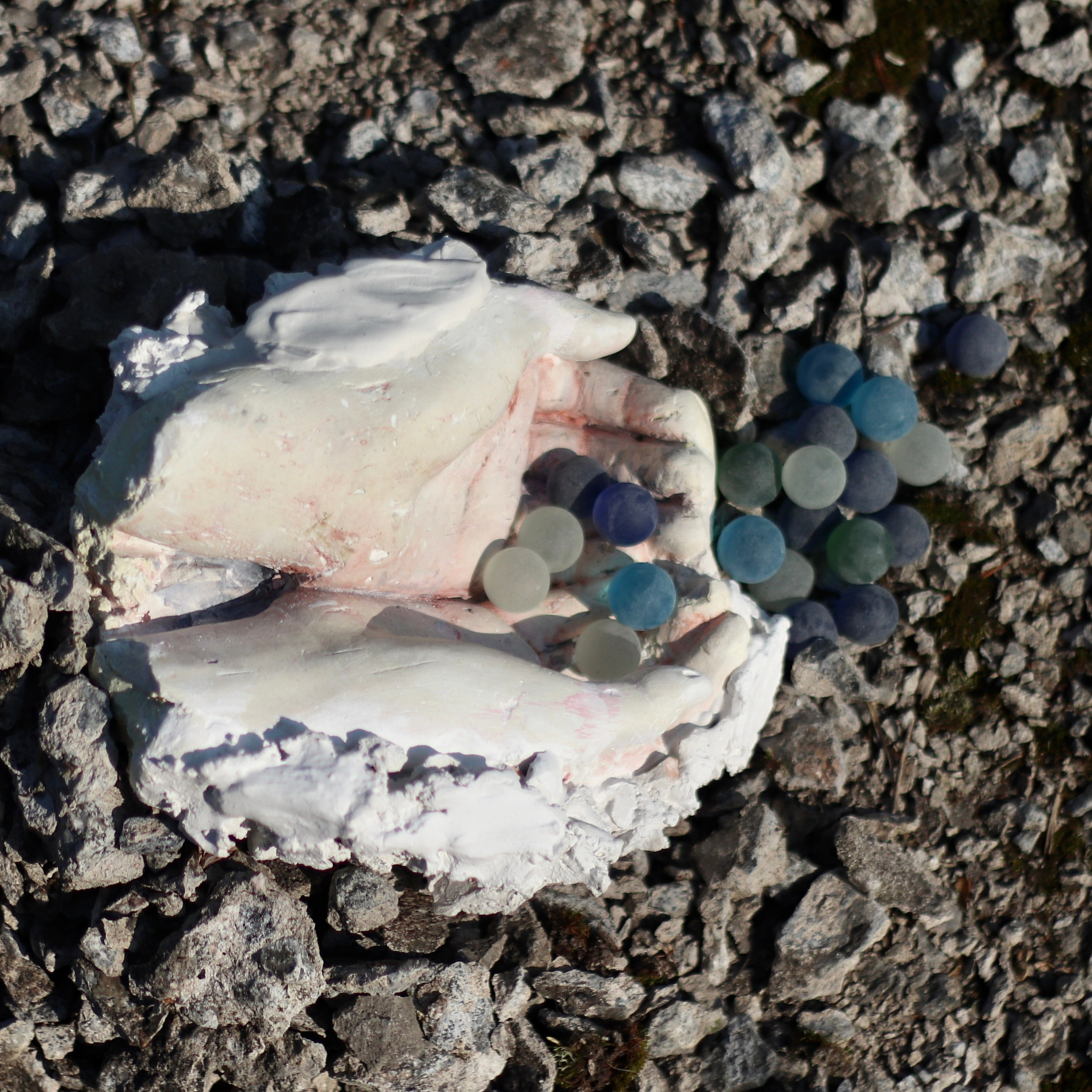 Крюк 4. « Марблз». Инсталляция  Герионово детство Софья Григорьева Юлия Рибетки Антибиеннале красненькая вдохновлена поэмой Энн Карсон Автобиография красного