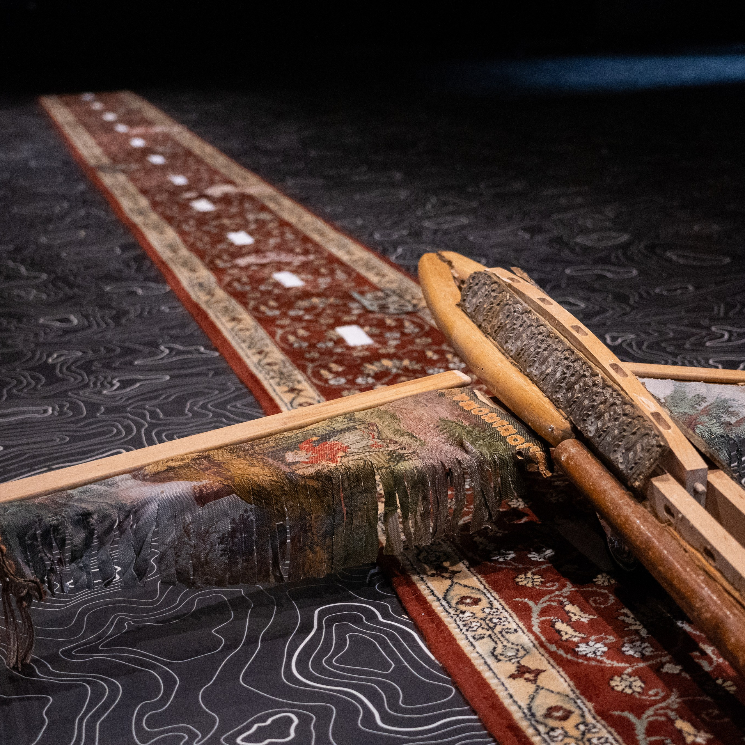 инсталляция «Под крылом» художницы Софьи Григорьевой, арт- объект самолёт, скульптура, ковёр, искусство, из старой мебели