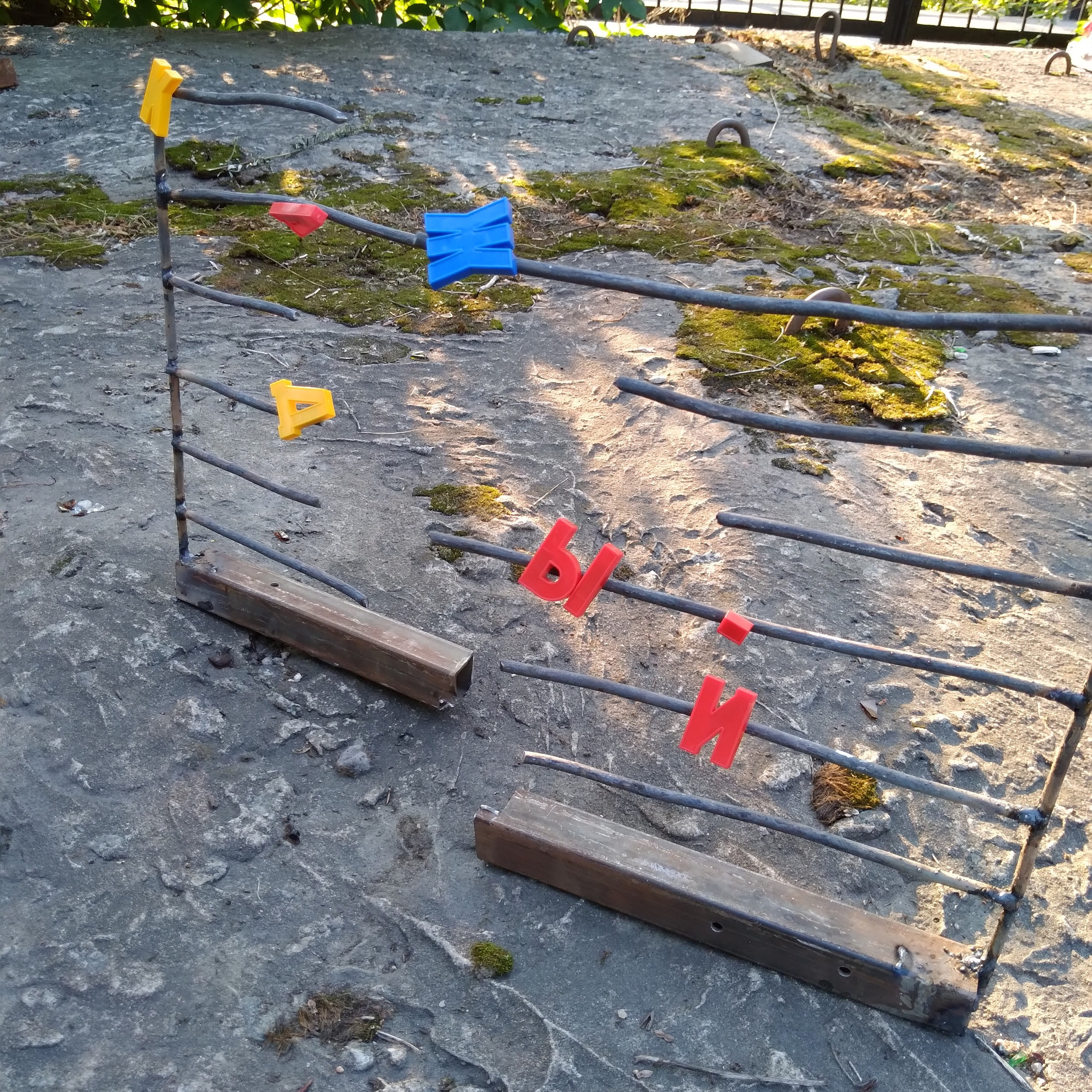 Крюк 2. «Слово каждый распалось на буквы». Инсталляция  Герионово детство Софья Григорьева Юлия Рибетки Антибиеннале красненькая вдохновлена поэмой Энн Карсон Автобиография красного