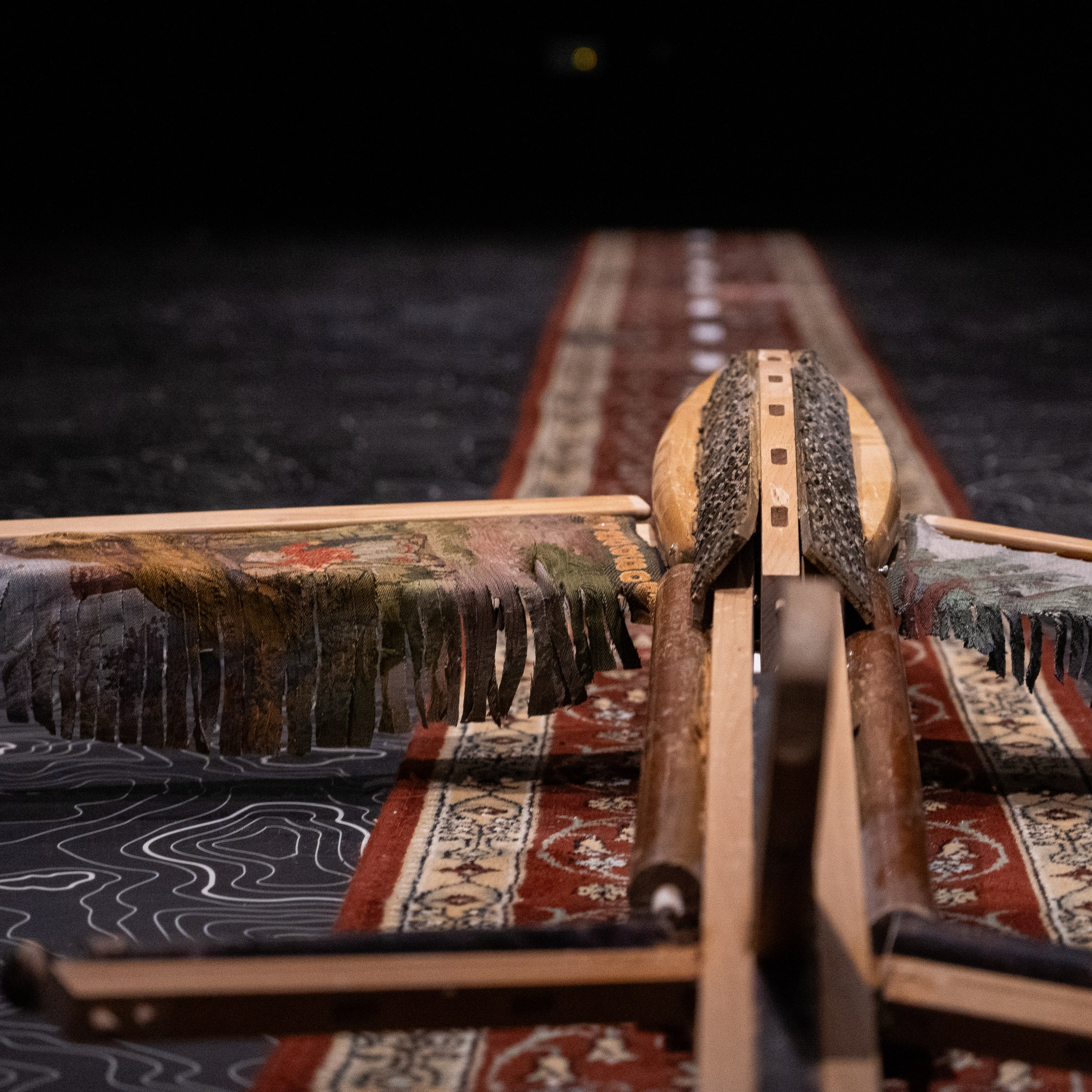 инсталляция «Под крылом» художницы Софьи Григорьевой, арт- объект самолёт, скульптура, ковёр, искусство, из старой мебели