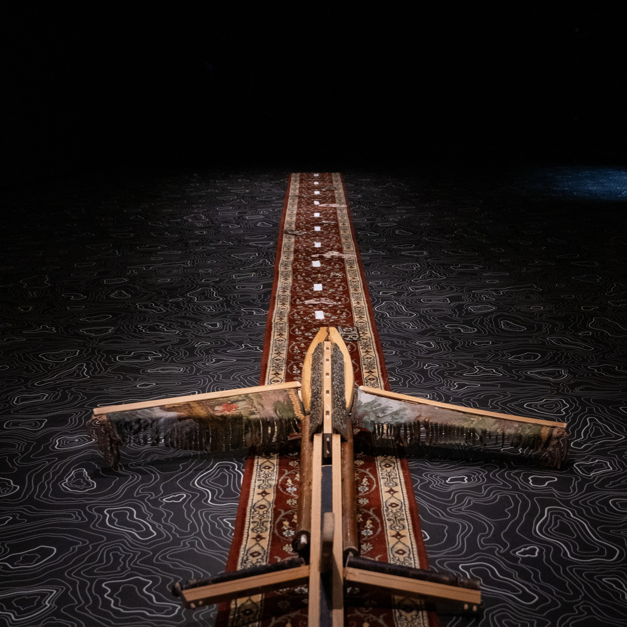 инсталляция «Под крылом» художницы Софьи Григорьевой, арт- объект самолёт, скульптура, ковёр, искусство, из старой мебели