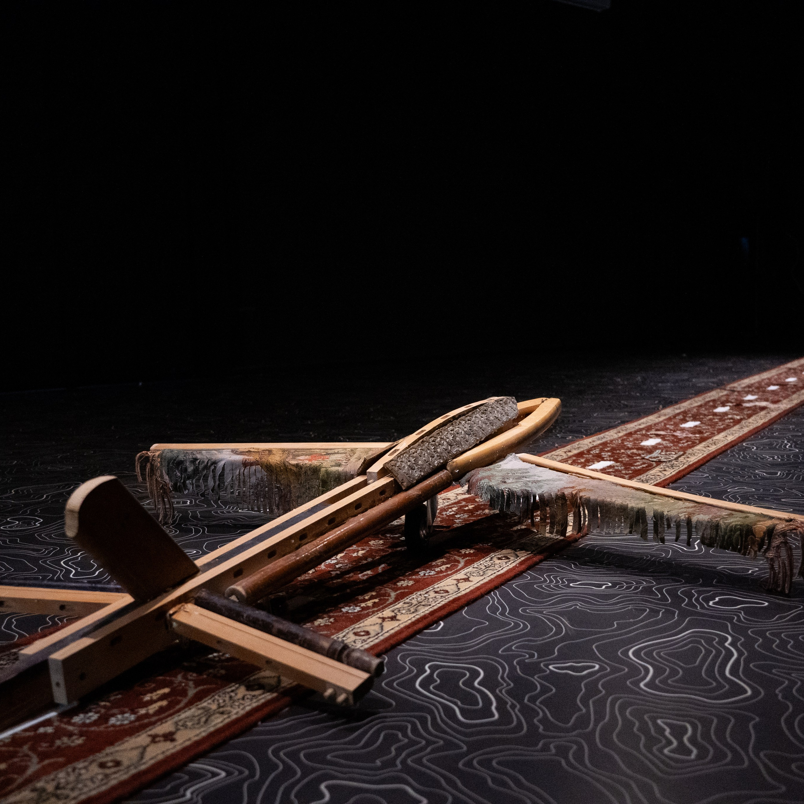 инсталляция «Под крылом» художницы Софьи Григорьевой, арт- объект самолёт, скульптура, ковёр, искусство, из старой мебели