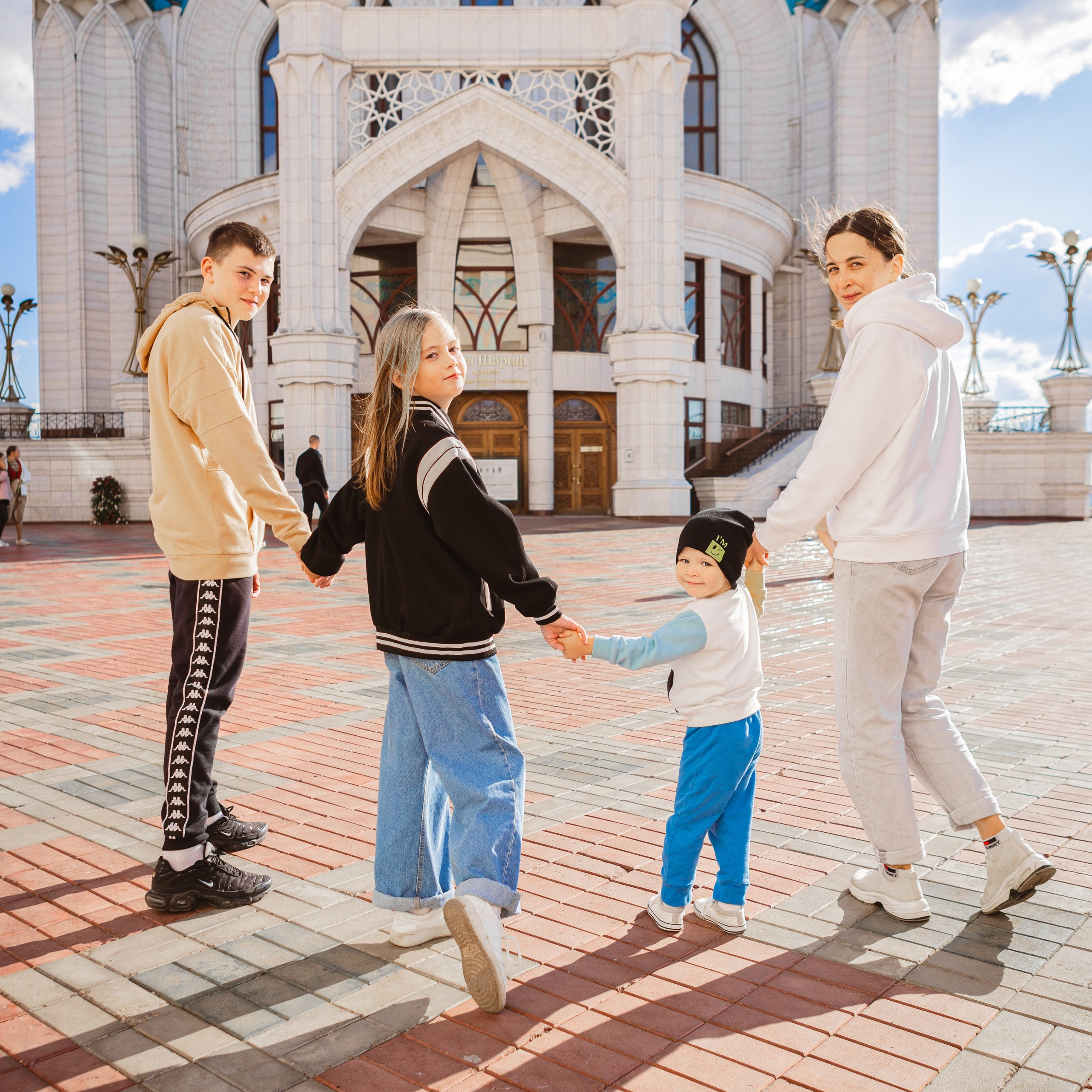 Семейная прогулка