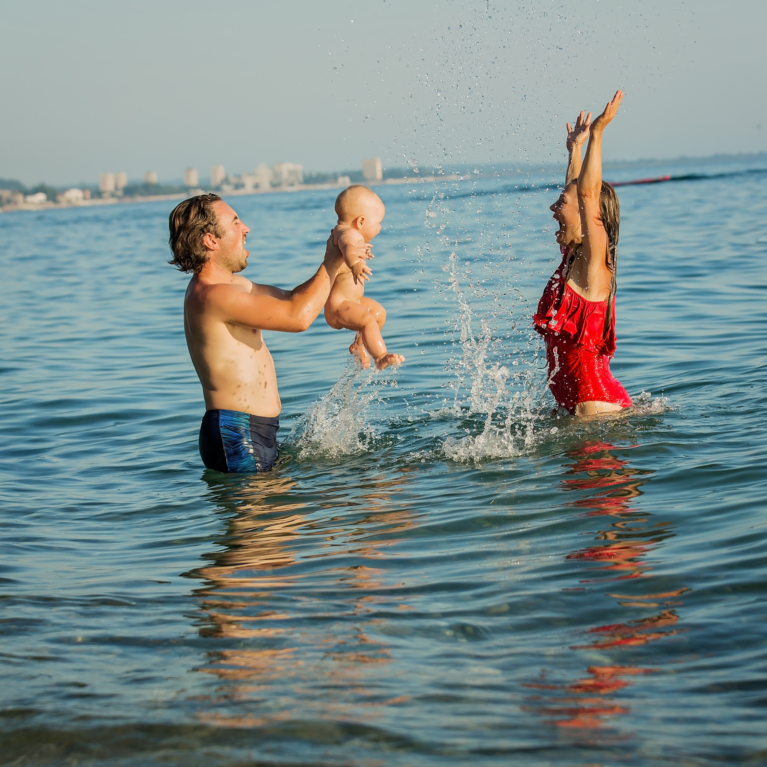 Алло, Галочка? Ты себе не представляешь! Я сейчас улетаю в Гагры.