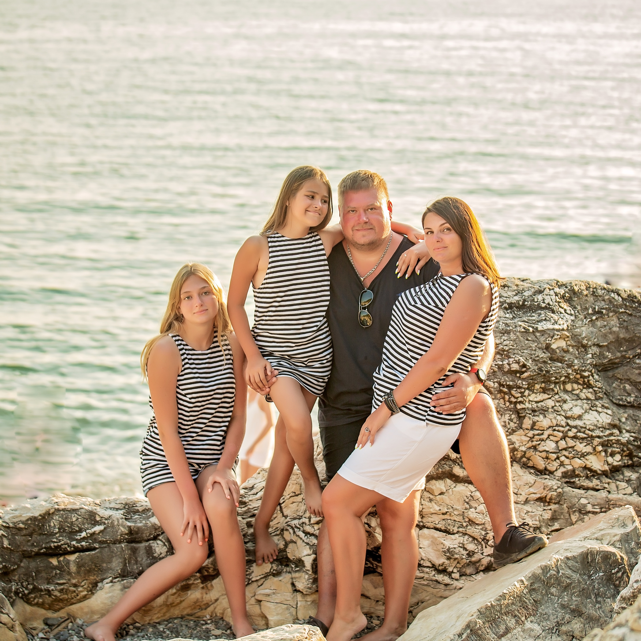 Семья на белых скалах