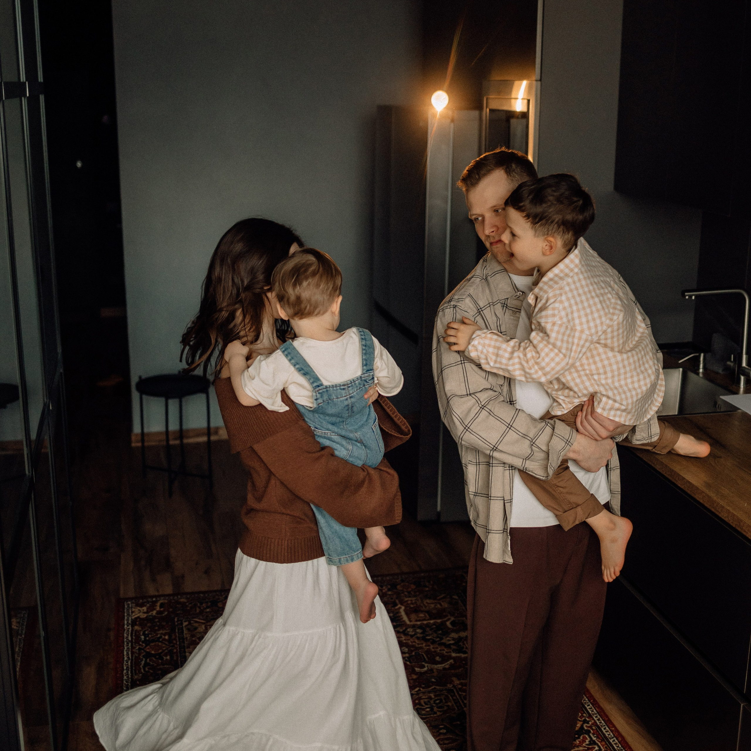 Звонко смеялись