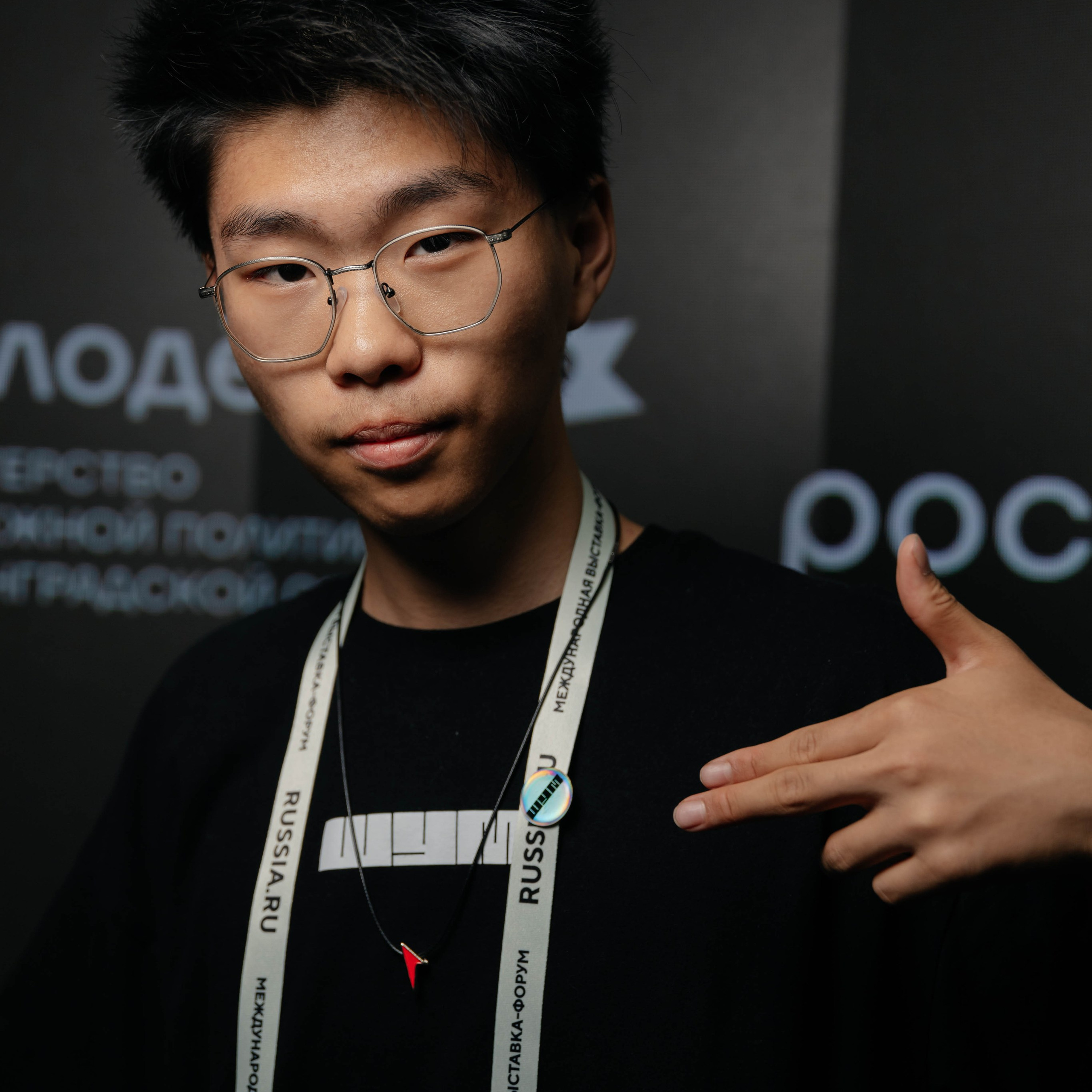 Портреты на выставке Россия проект ШУМ