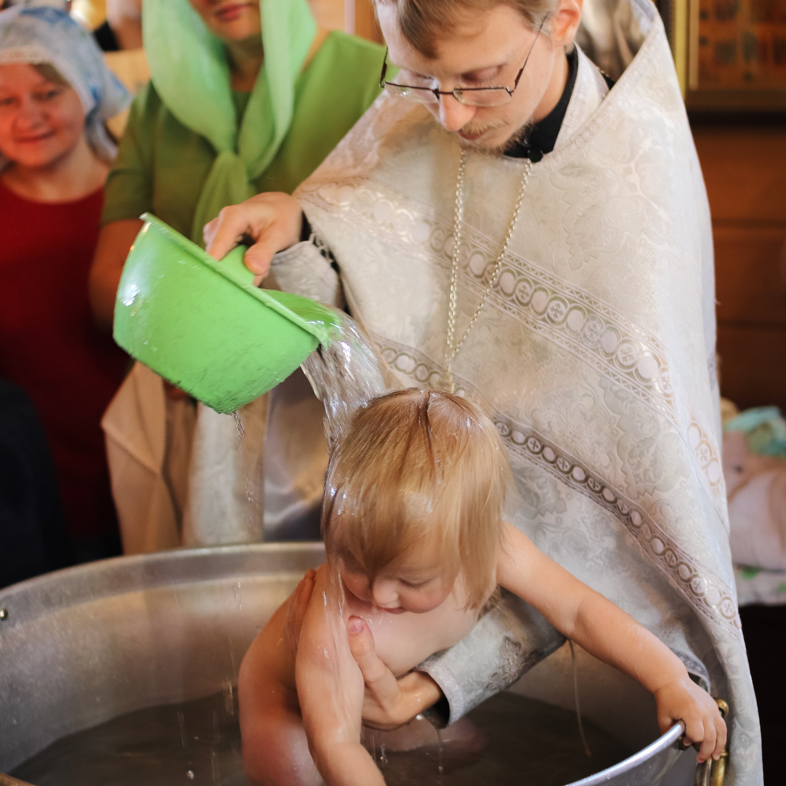 Крещение в храме Жён-Мироносиц в Марьино, базовая цветокоррекция