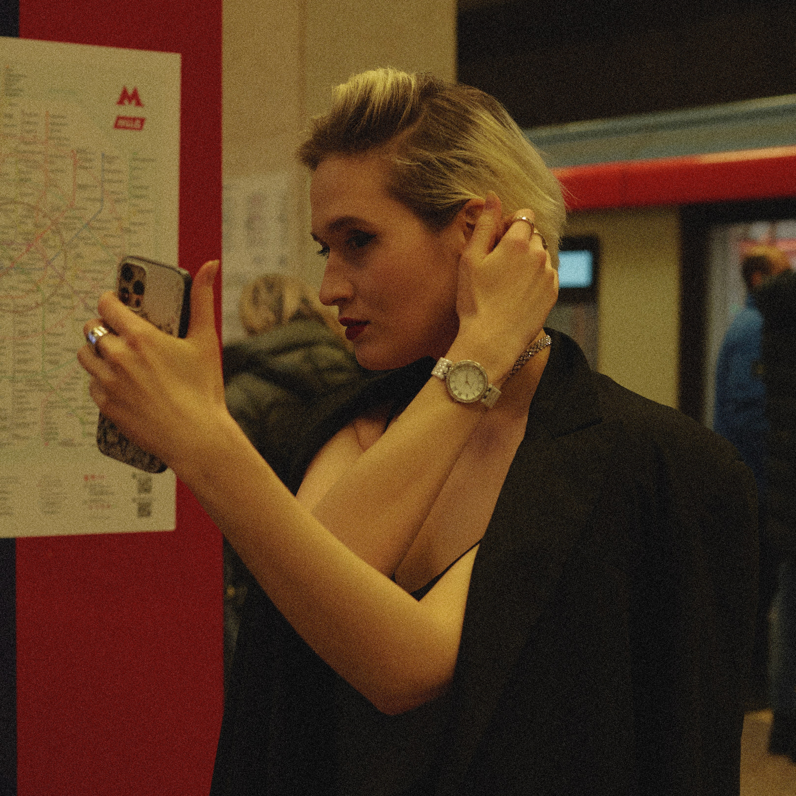 Анна Киселёва, модель, съемка в метрополитене.