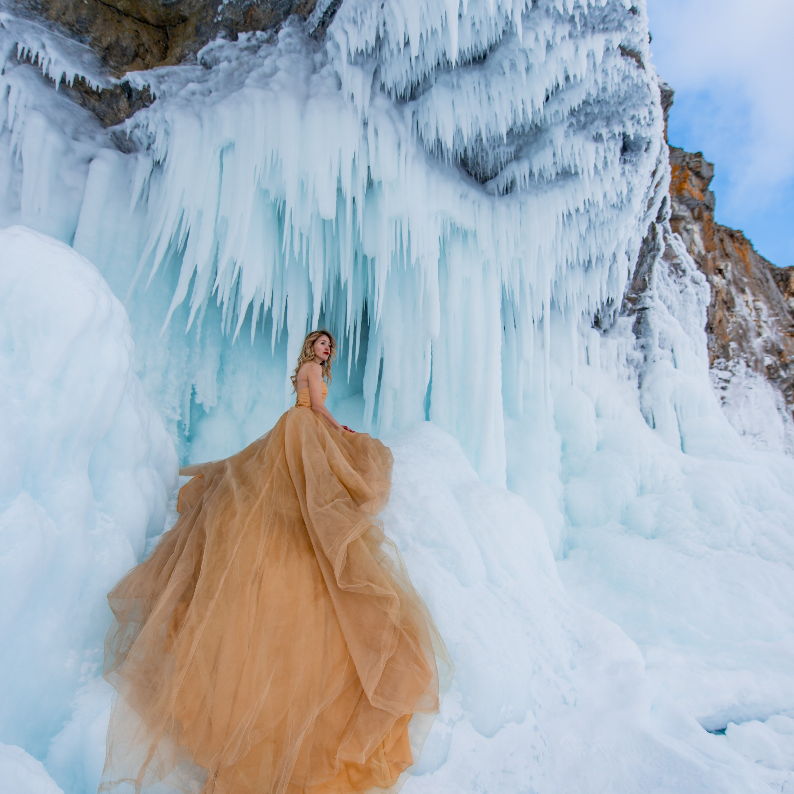 Платье золотое со шлейфом до 46 (48) рра