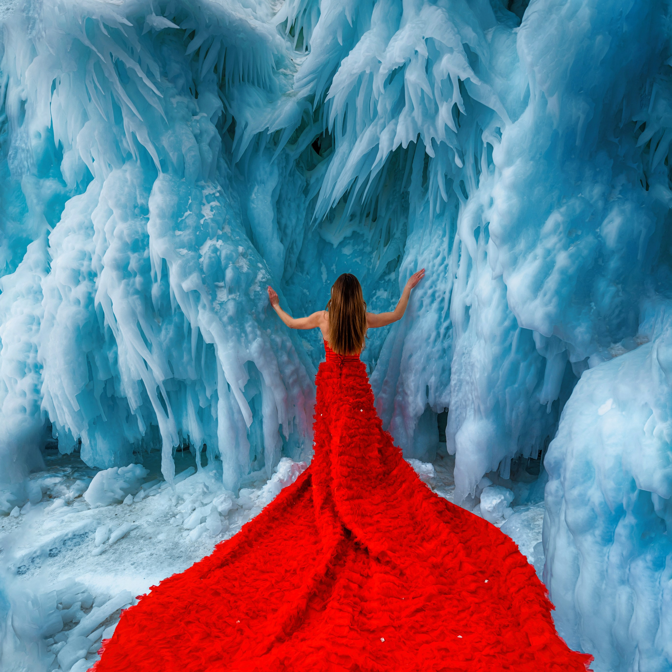 (Арт. 016-К) Красное каскадное платье со&nbsp;шлейфом