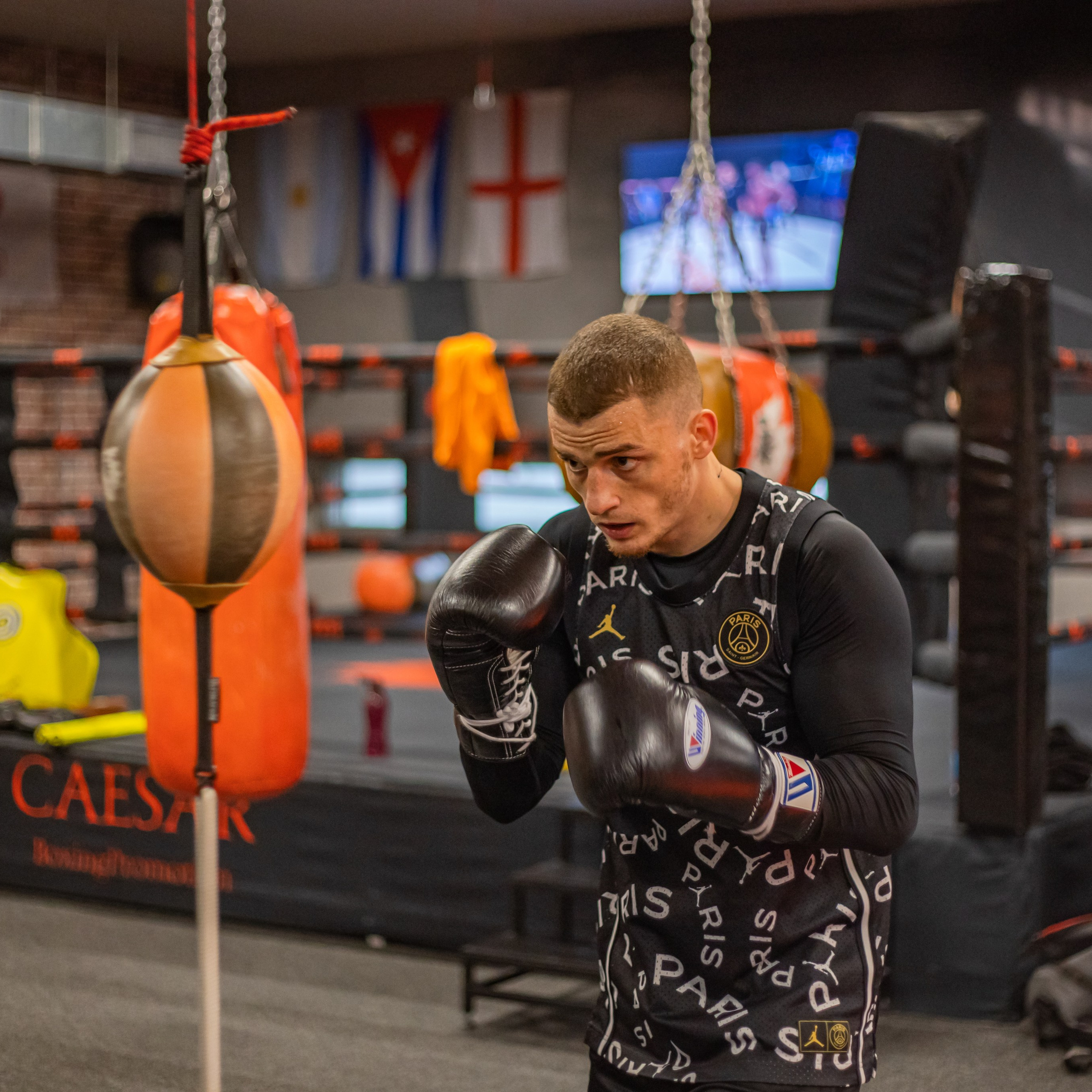 Российский боксер Глеб Бакши тренируется в спортивном клубе Цезарь