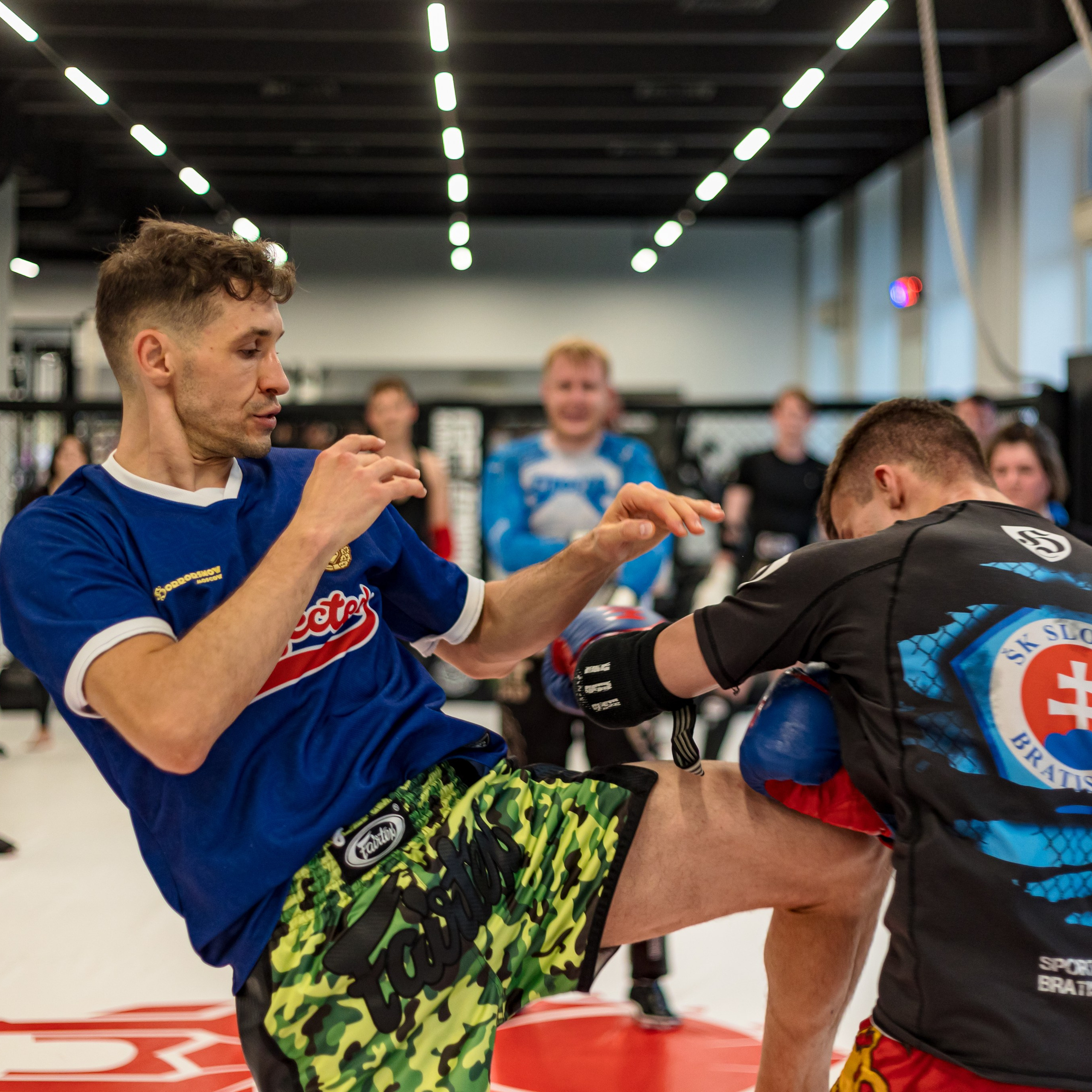 Тренировка по тайскому боксу в спортивном клубе