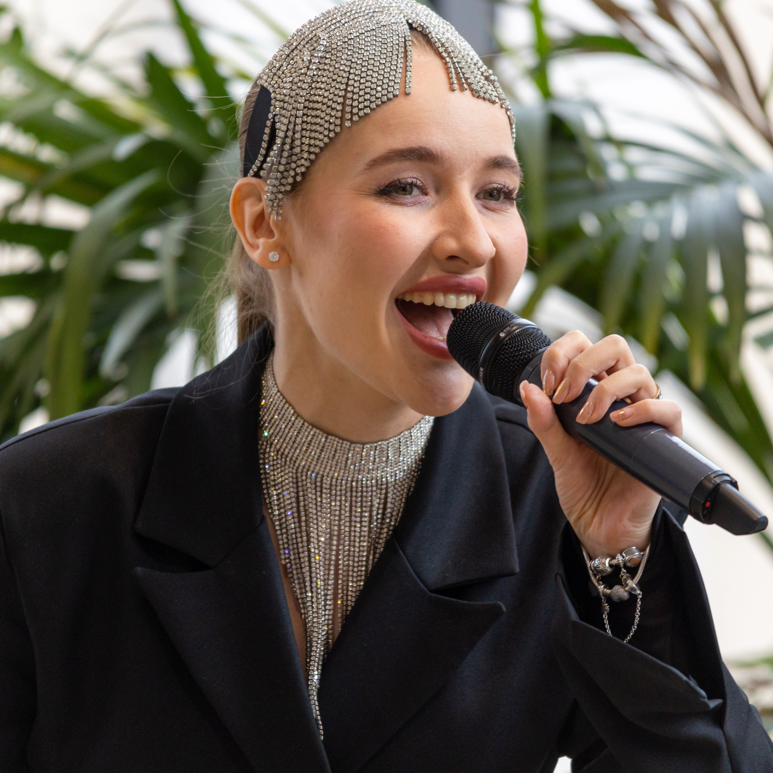 Молодая певица из cover группы выступает