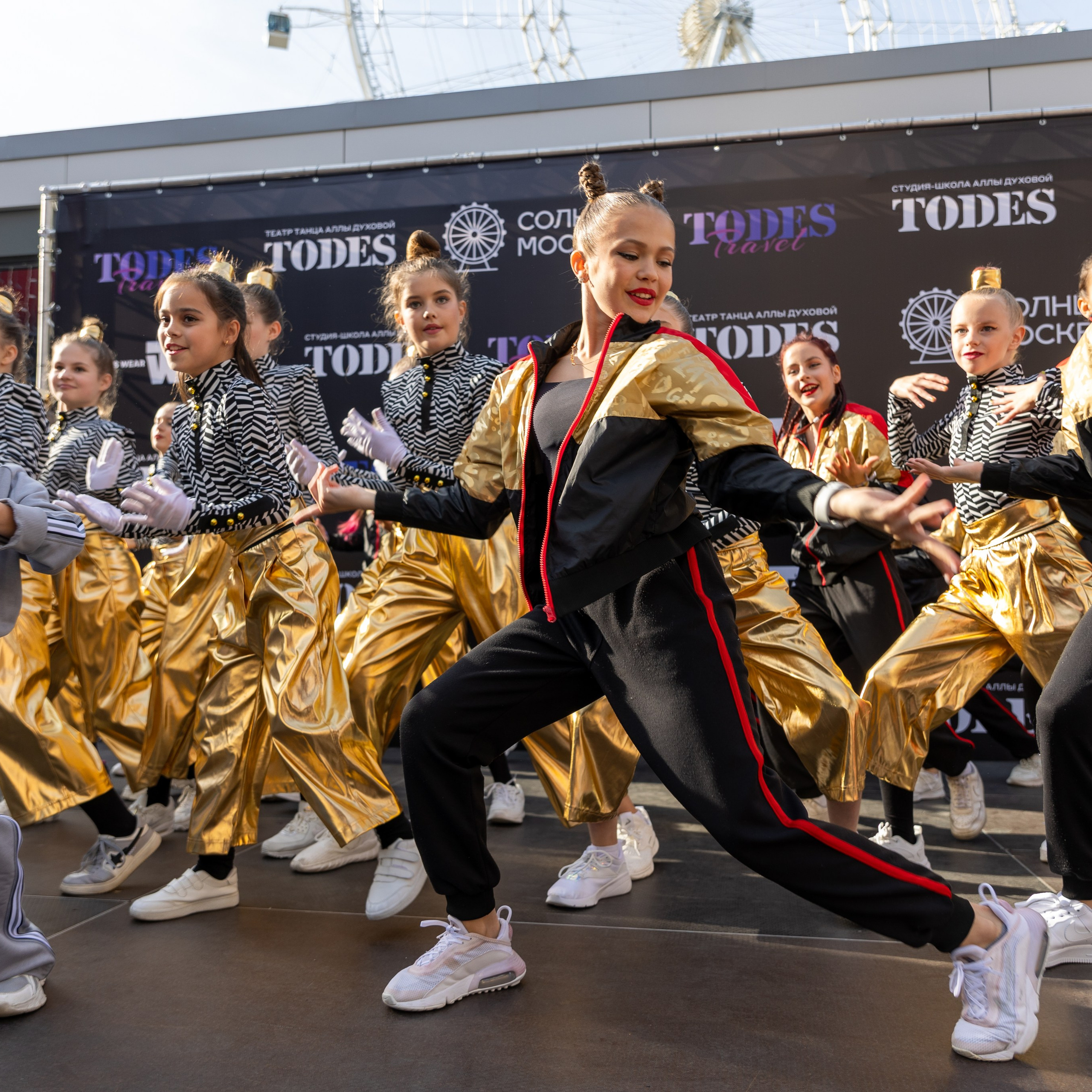 Танцевальный коллектив Тодес выступают на площадке Солнце Москвы