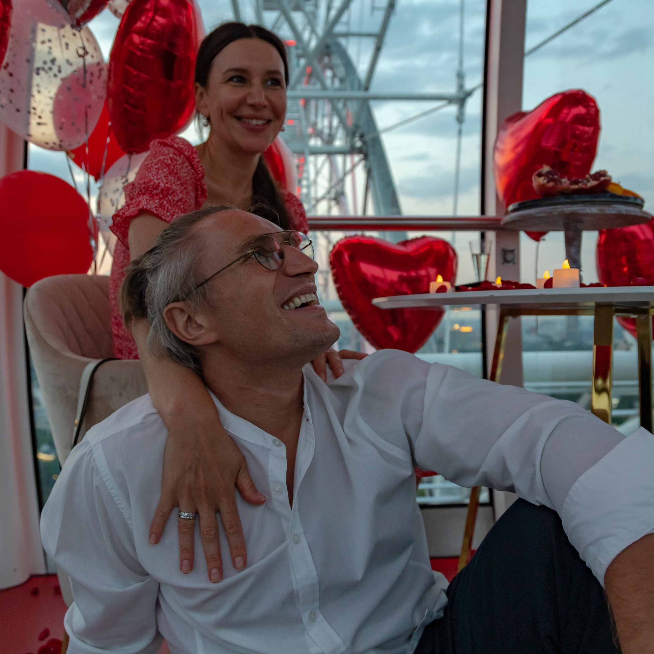 Блогер Денис Лебедев с супругой на колесе обозрения Солнце Москвы