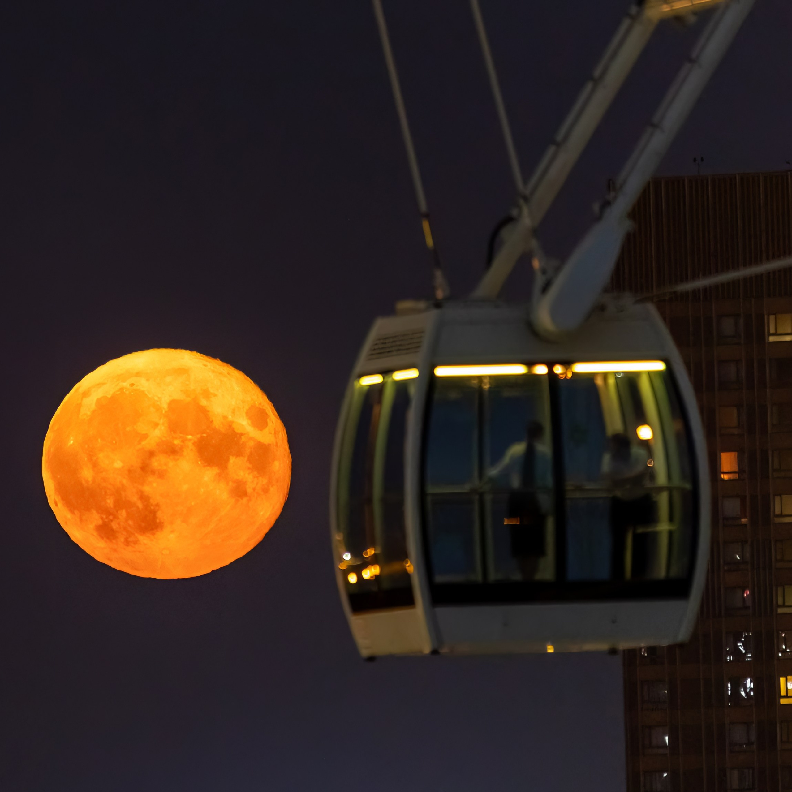 Полная луна колесо обозрения Солнце Москвы