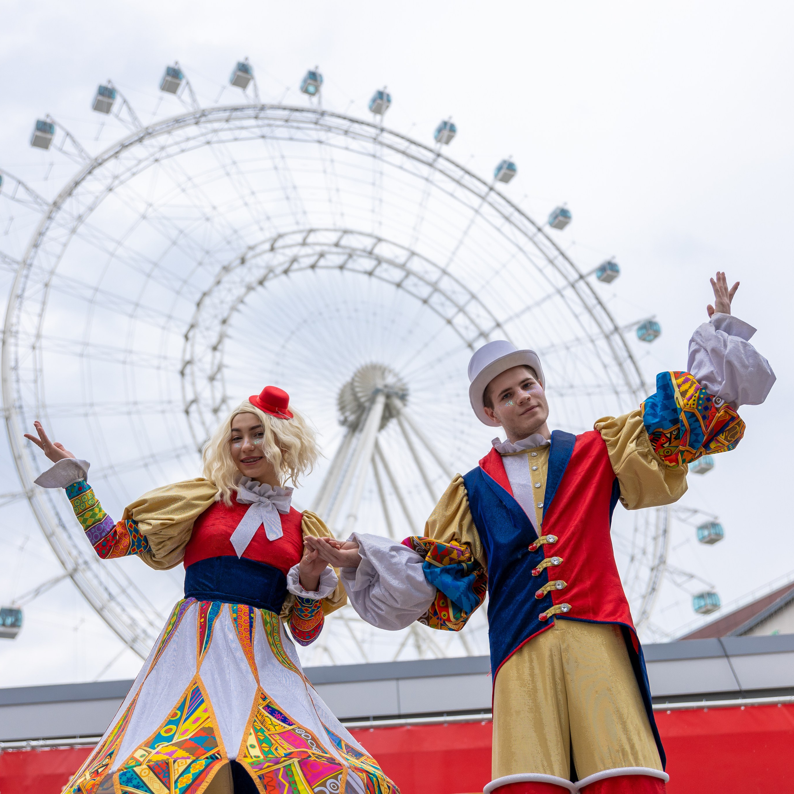 Выступление ходулистов на территории колеса обозрения Солнце Москвы