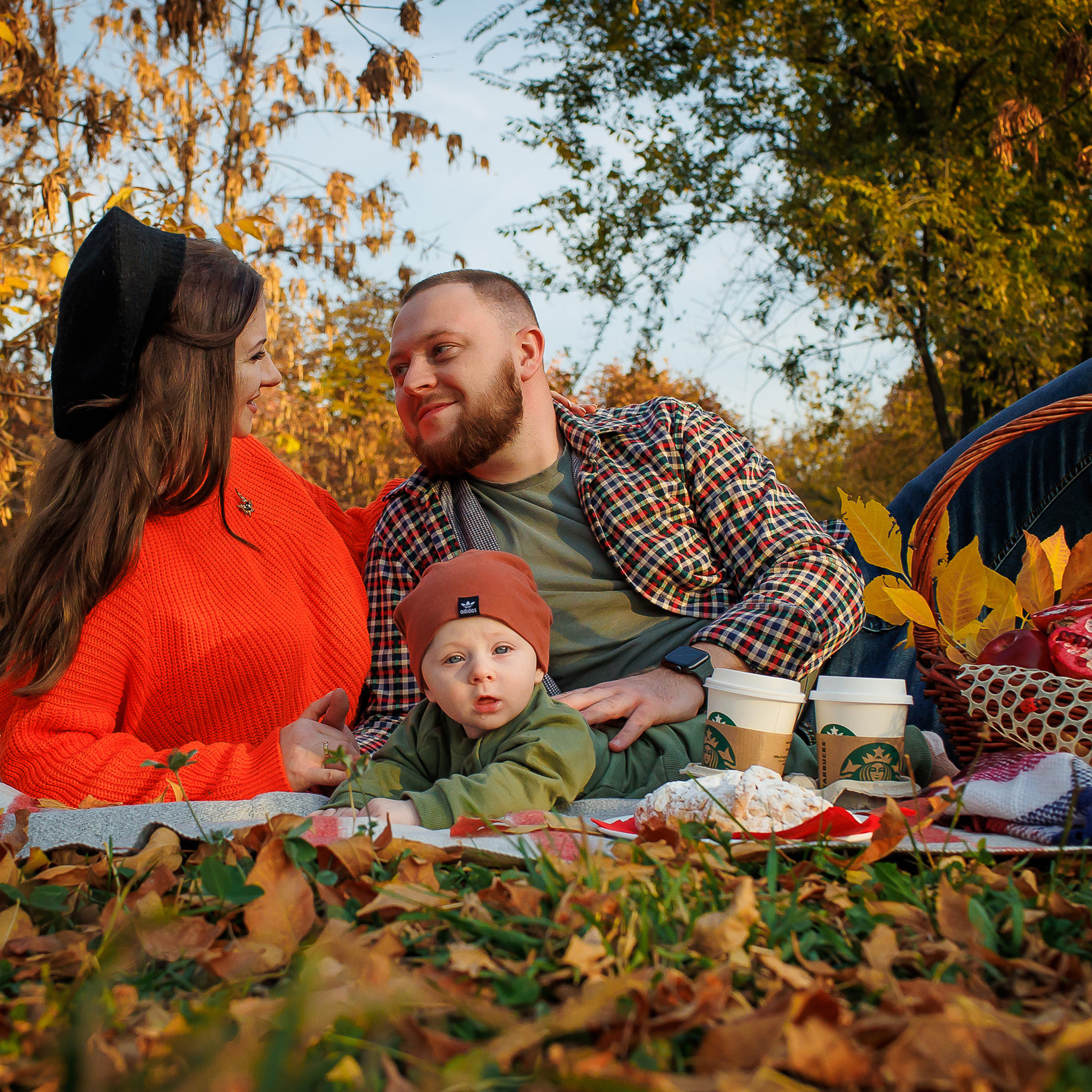 Осенняя семейная фотосессия в парке Алматы