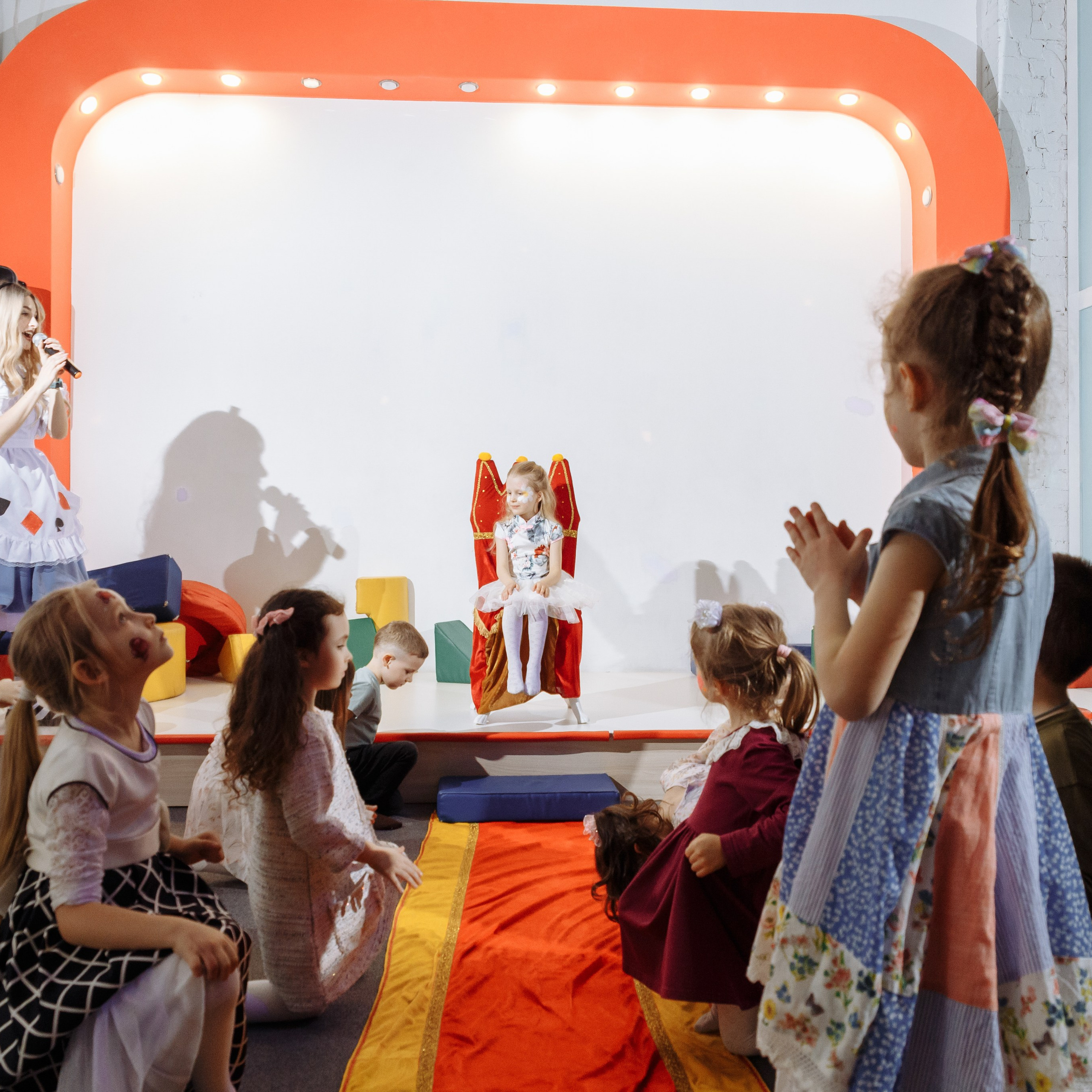 Олеся празднует свое 6 летие в компании Алисы, Чеширского кота и друзей