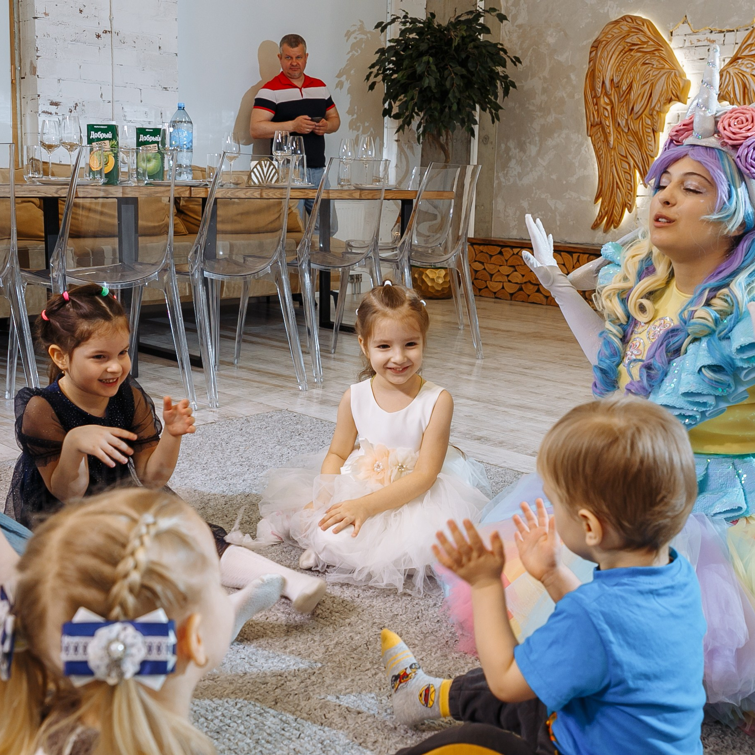 Насте 5 лет, дети играют в Ангел лофт