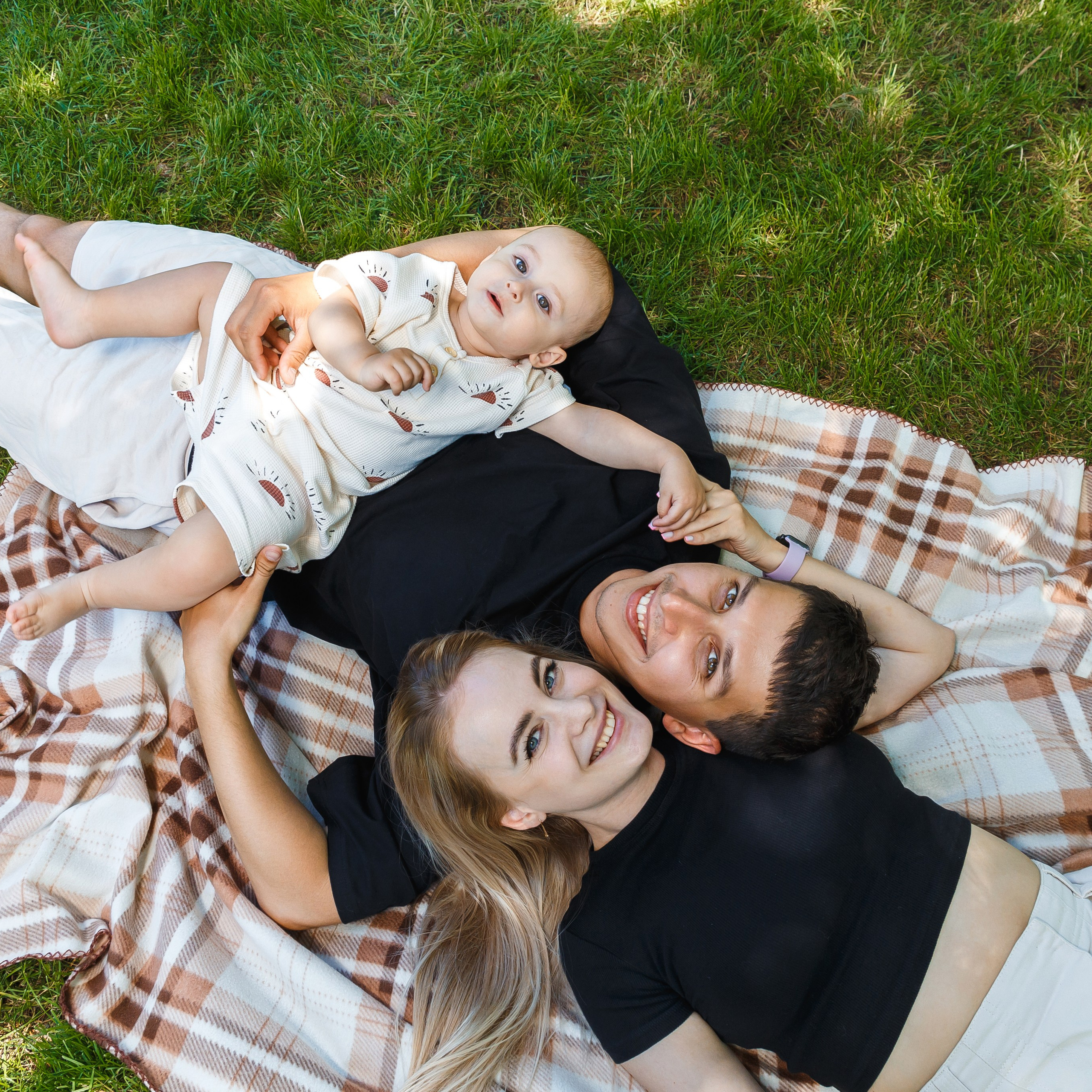 Марку 1 год и он проводит время с родителями в парке