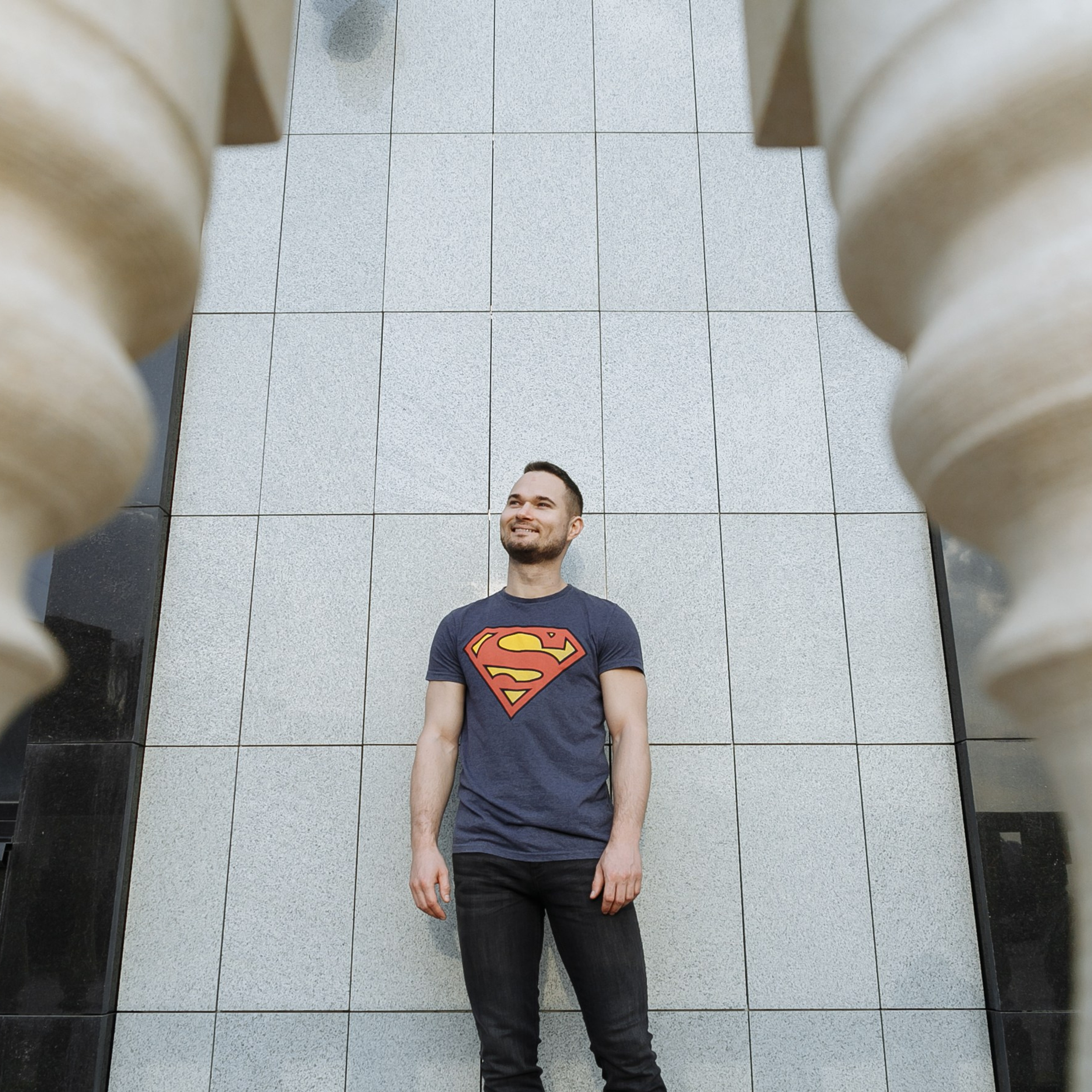 Виктор Попов, человек в футболке супермена