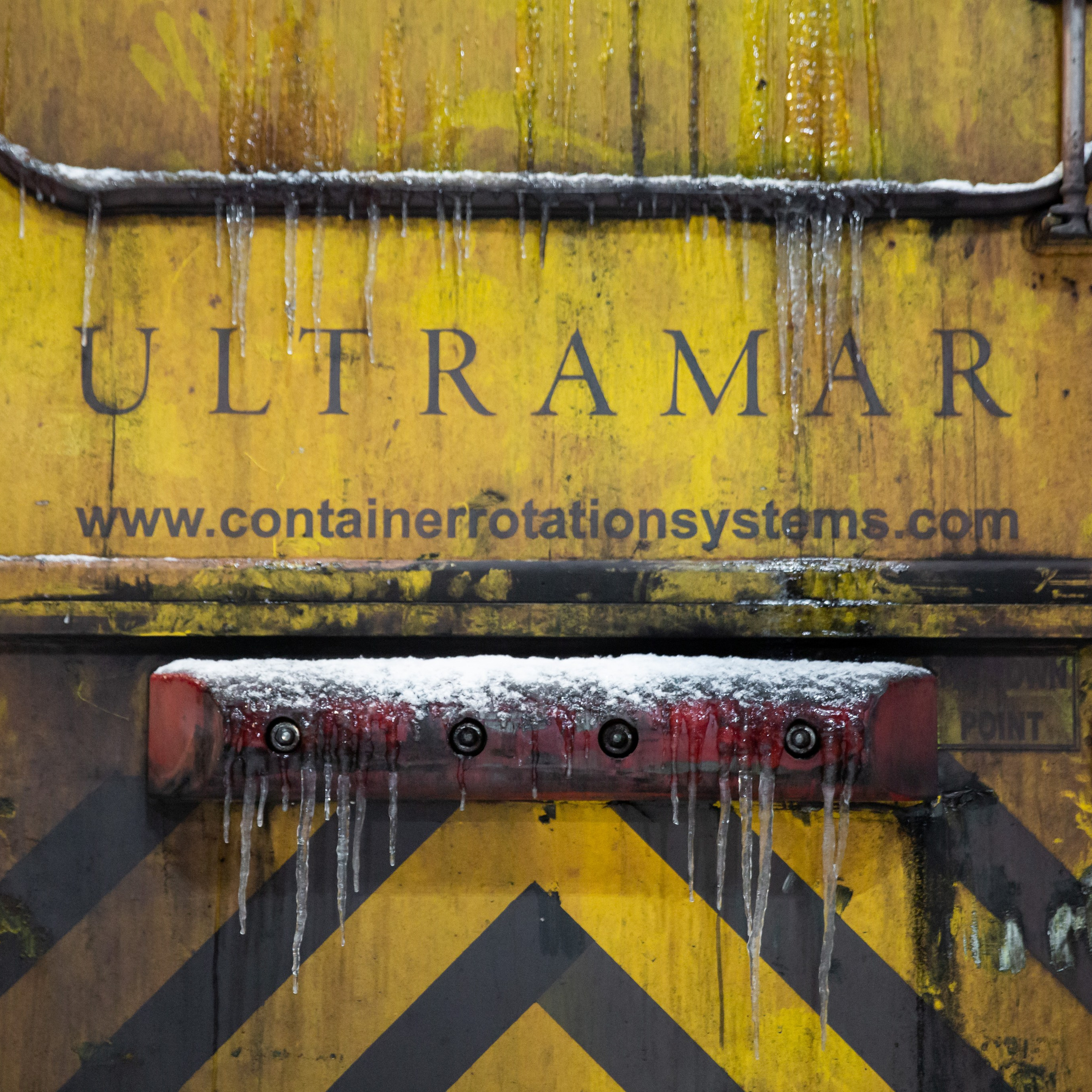 зимняя разгрузка в&nbsp;порту ULTRAMAR