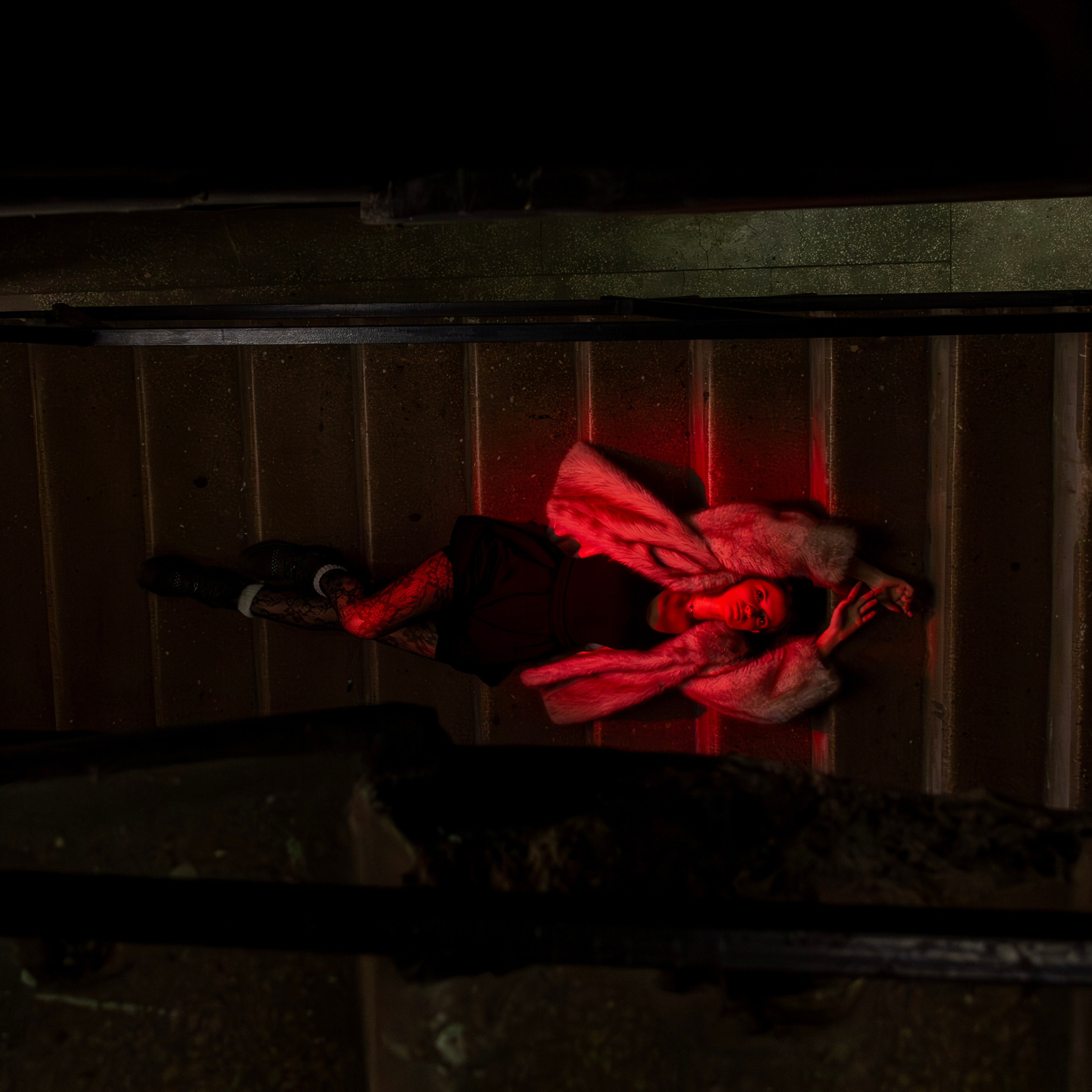 Девушка на&nbsp;лестнице