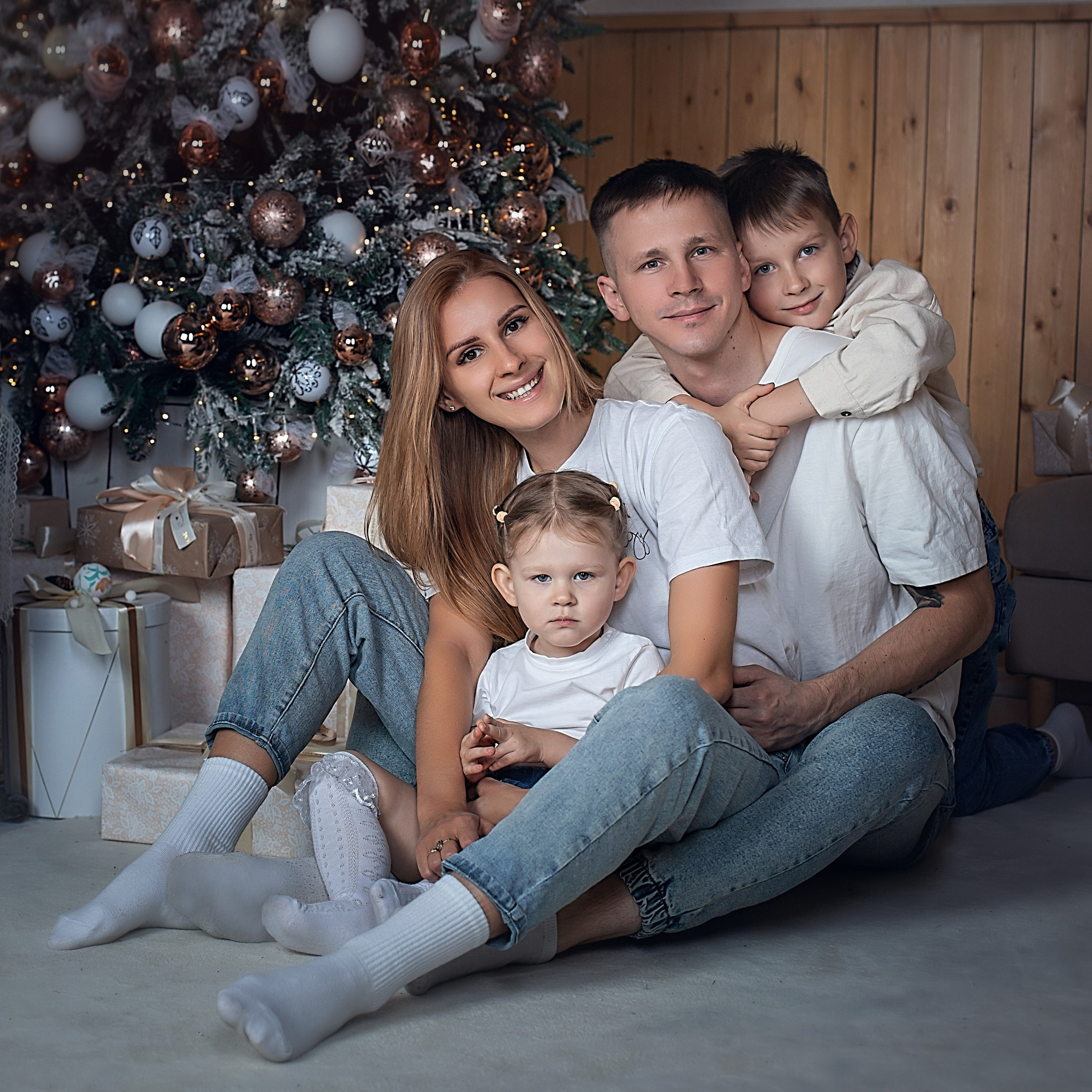 Новогодняя_Евгений и Юлия с детьми