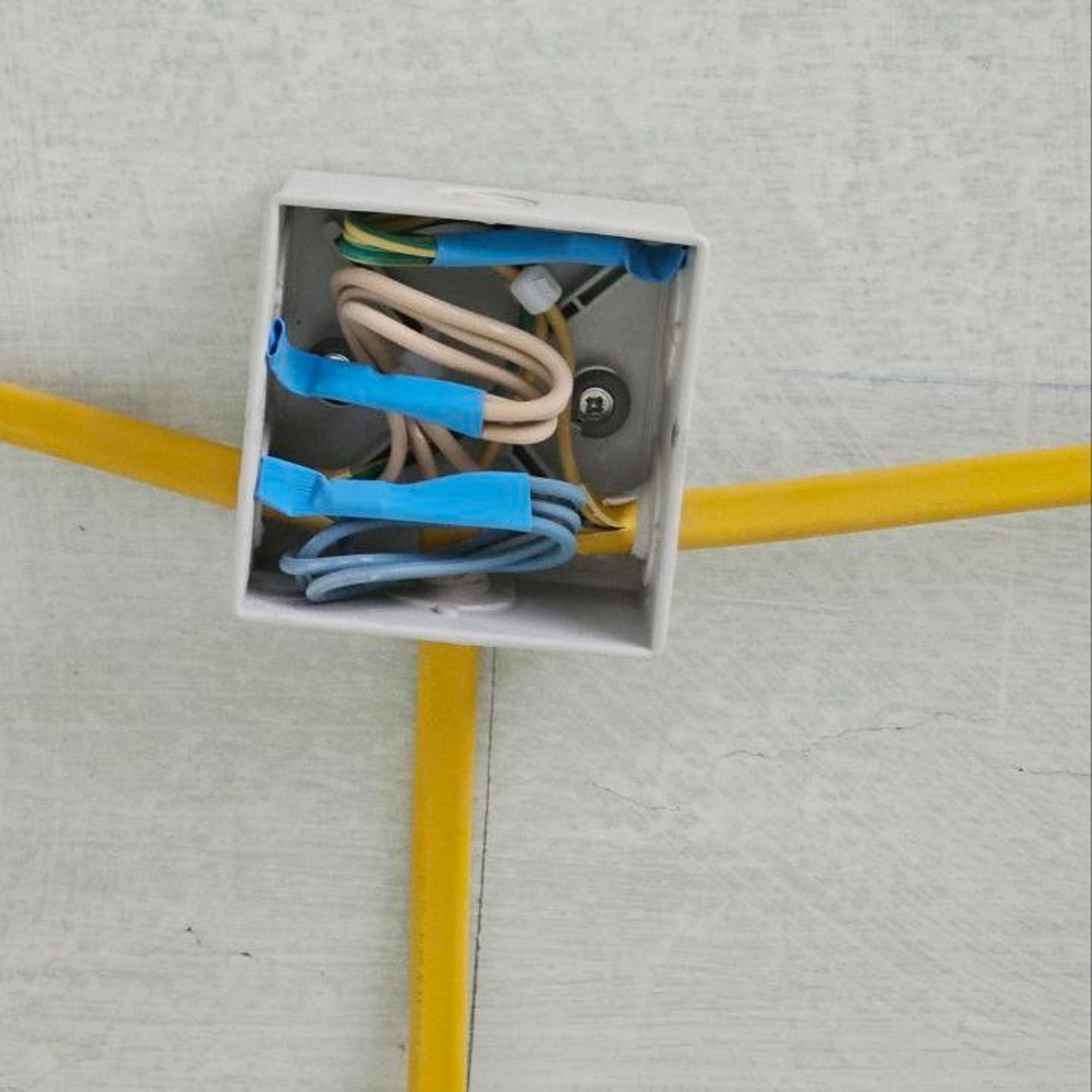 Распределительная коробка на потолке с соединениями в термоусадке Томск