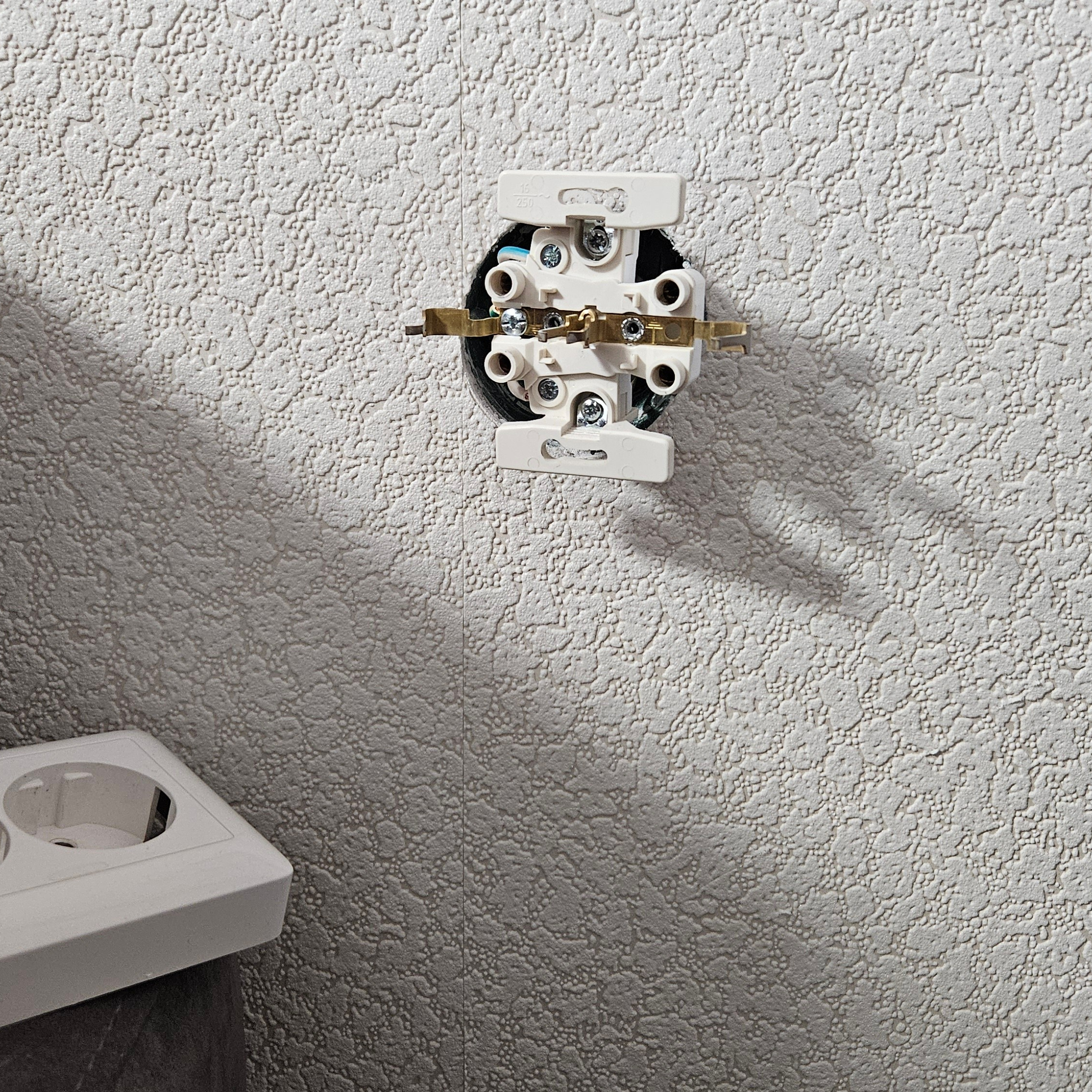 Процесс замены сломанной розетки на новую в квартире Томск