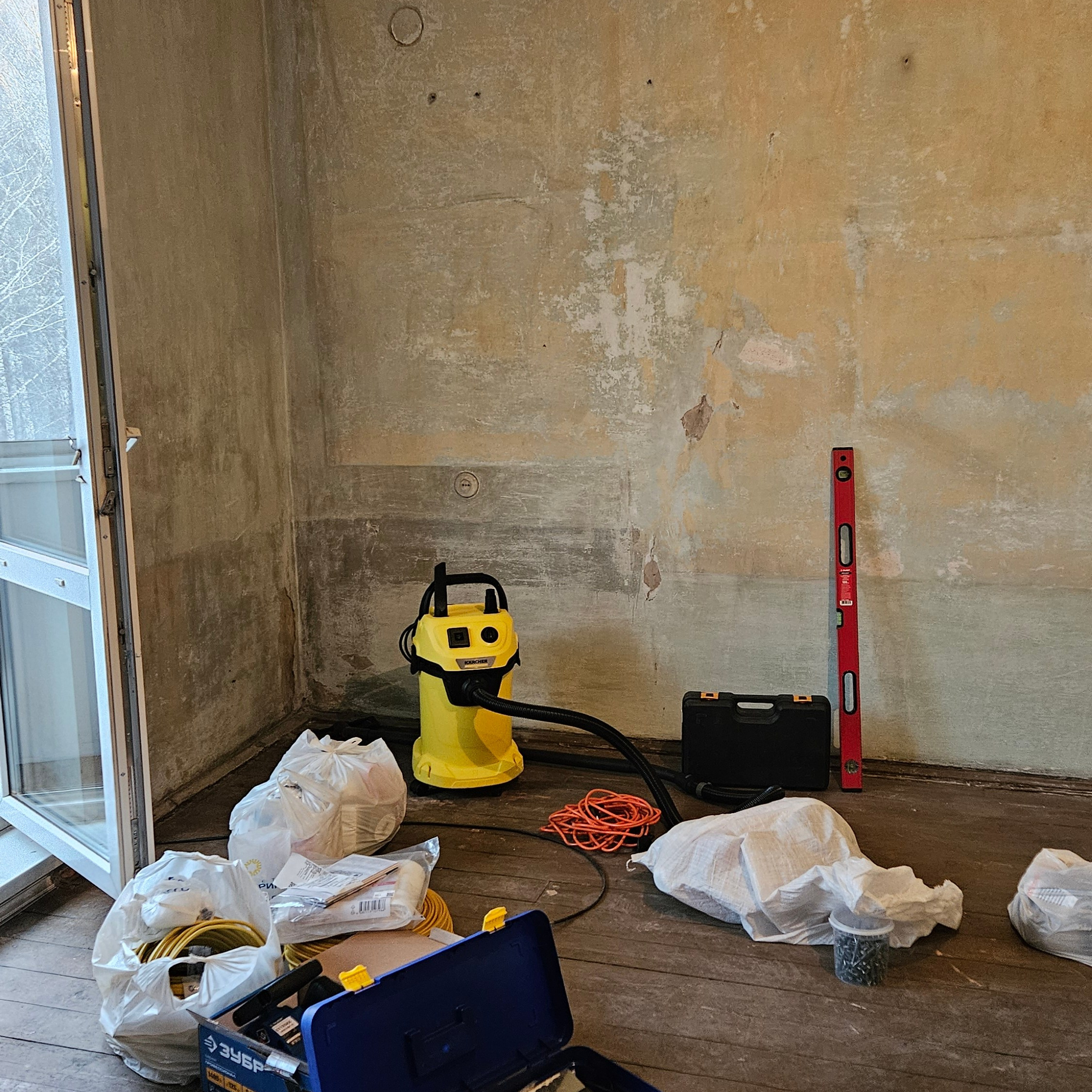 Прокладка слаботочной проводки под интернет и ТВ в квартире Томск