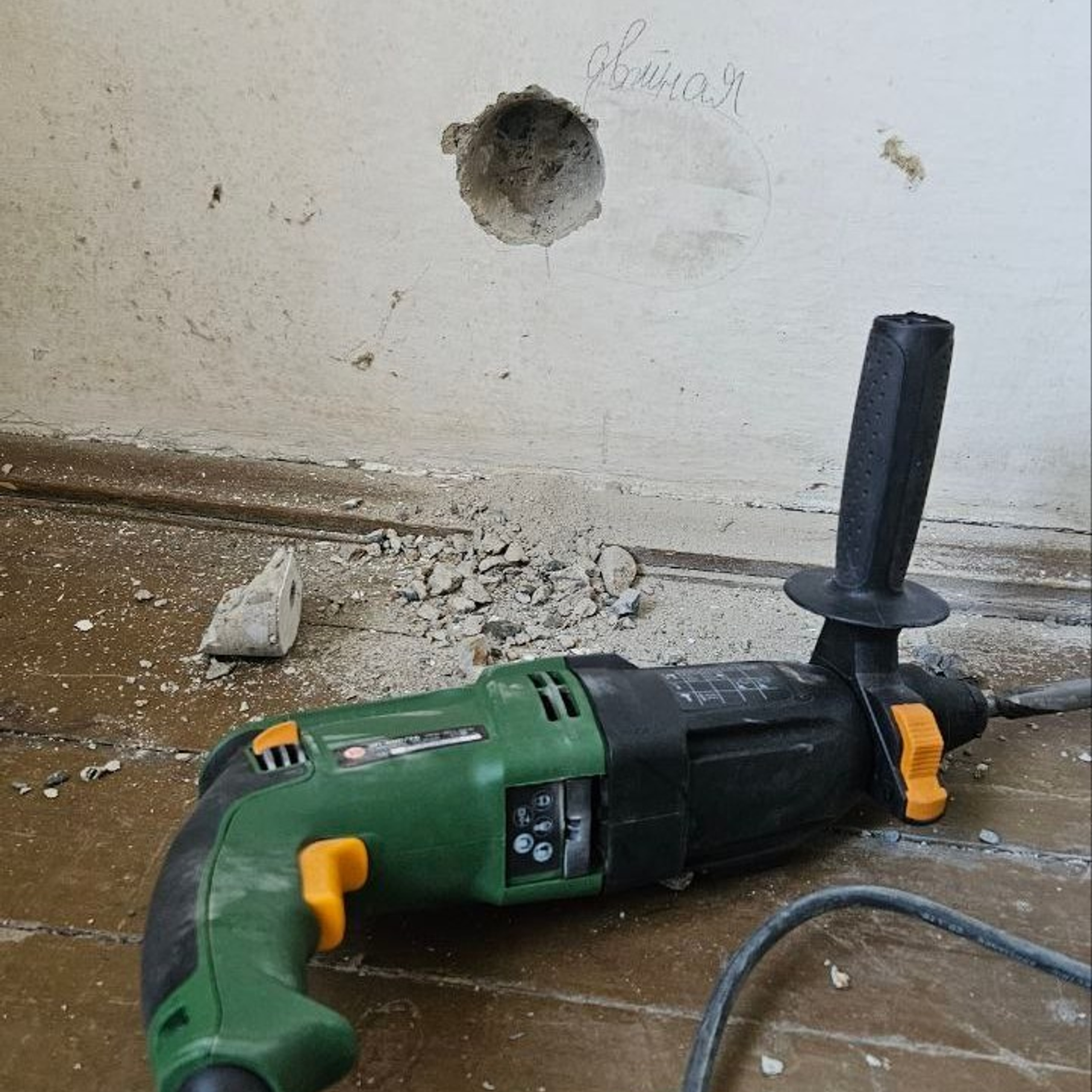 Высверленное отверстие алмазной коронкой дрелью для подрозетника Томск