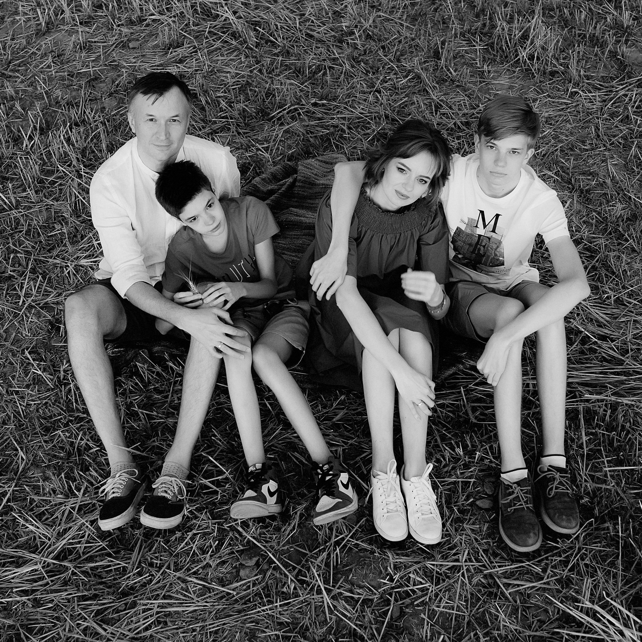 Аксана семейная в поле