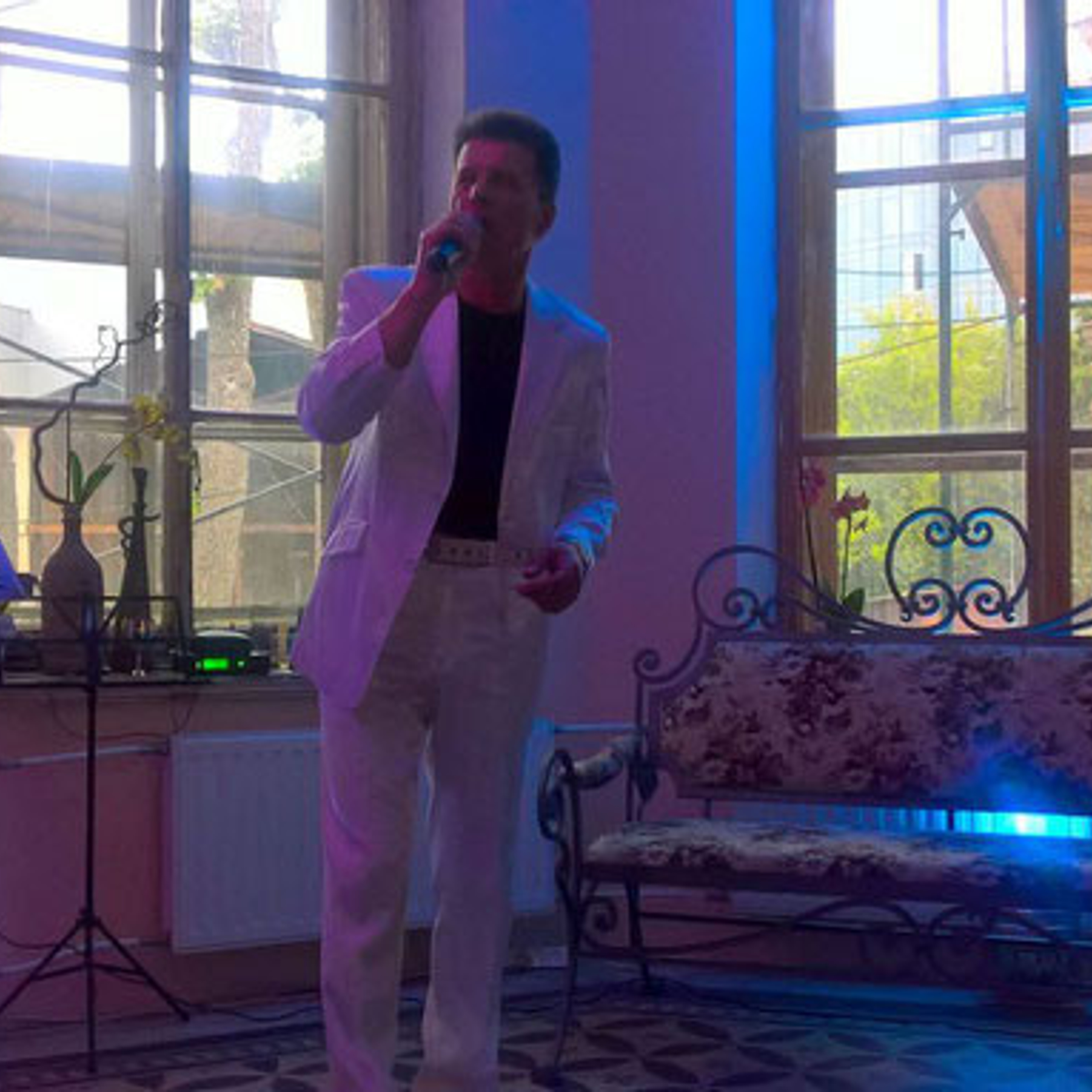 Денис Стрельцов — автор-исполнитель