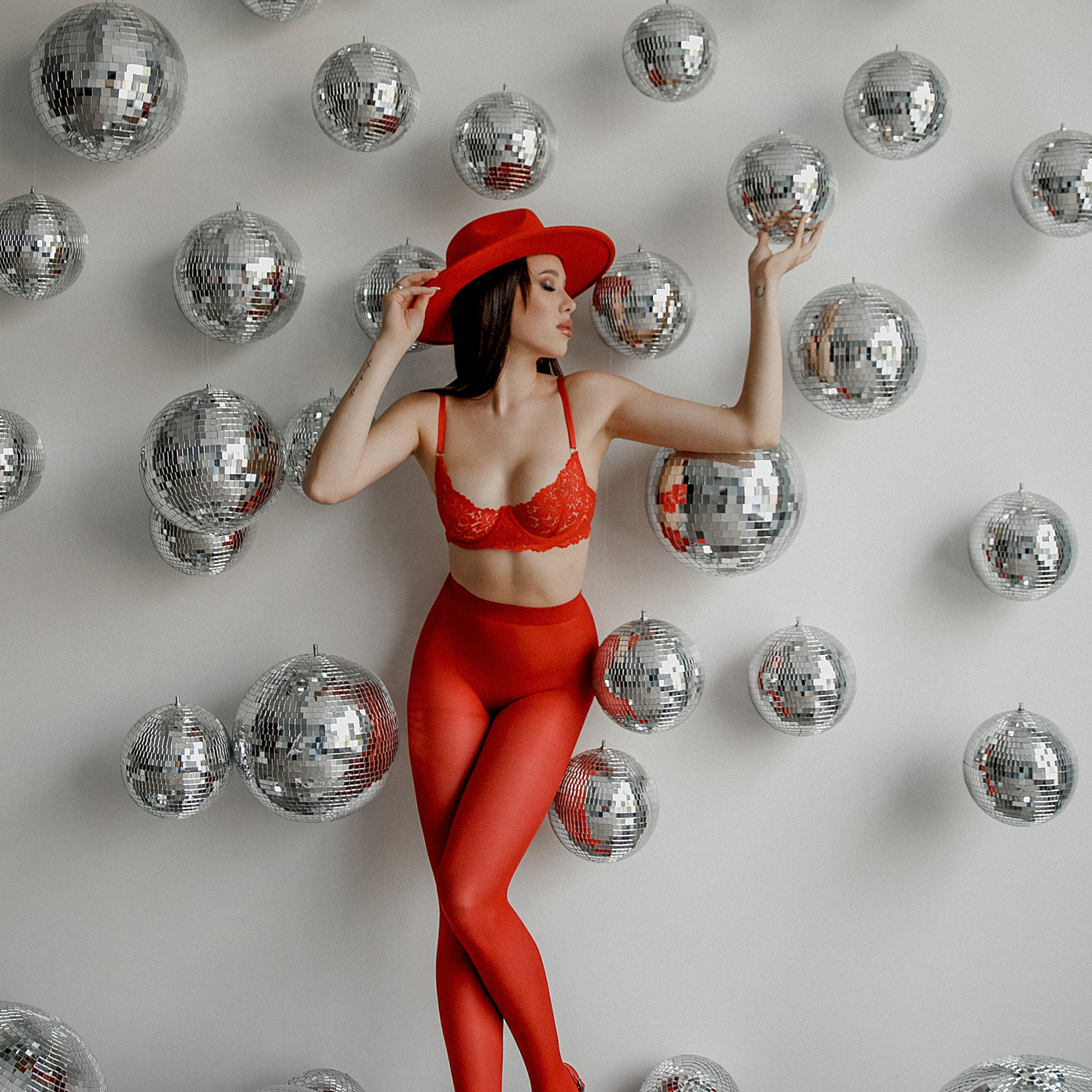 В красном . Поли