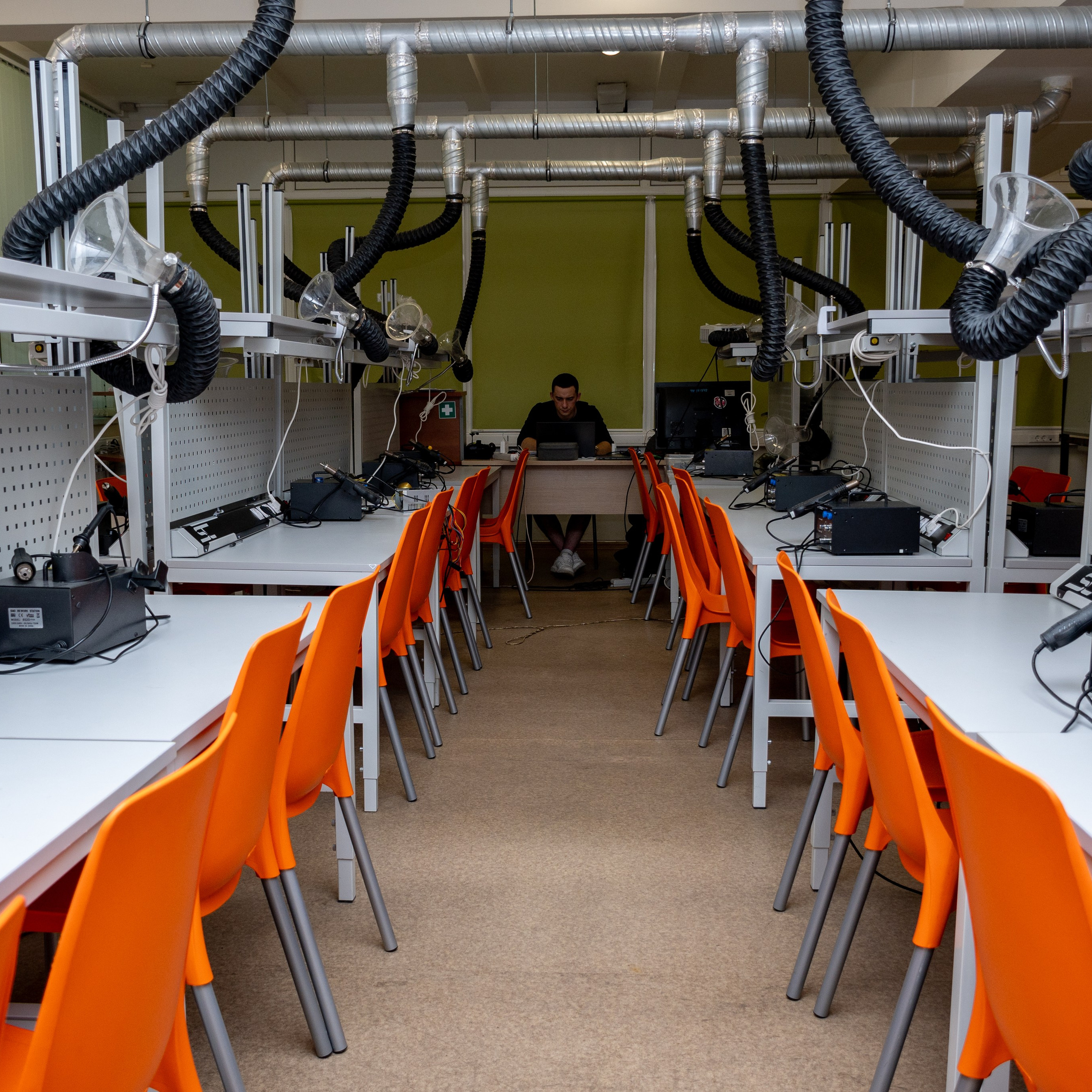 Лаборатории и мастерские