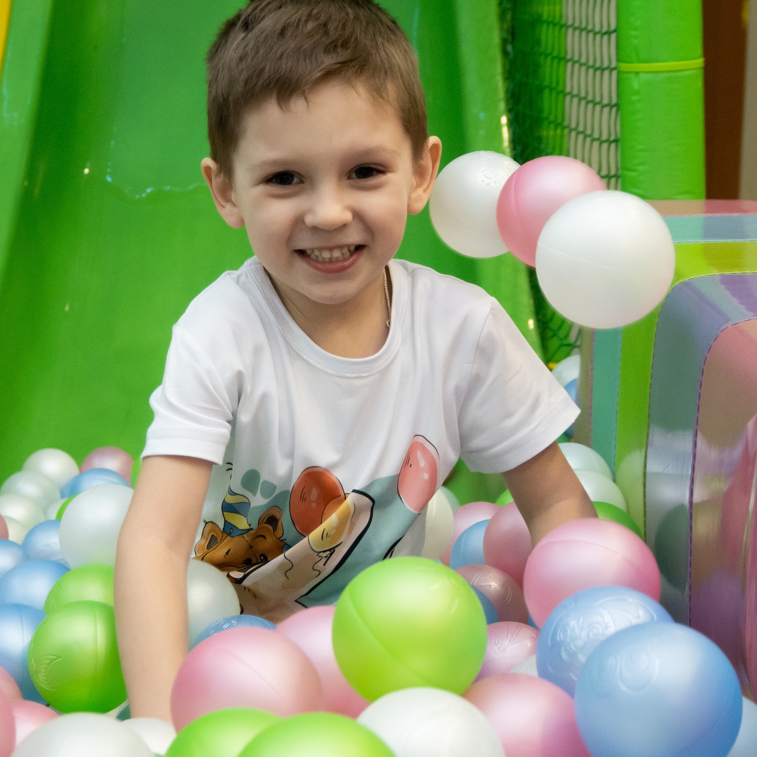 Маленький именинник в игровой комнате