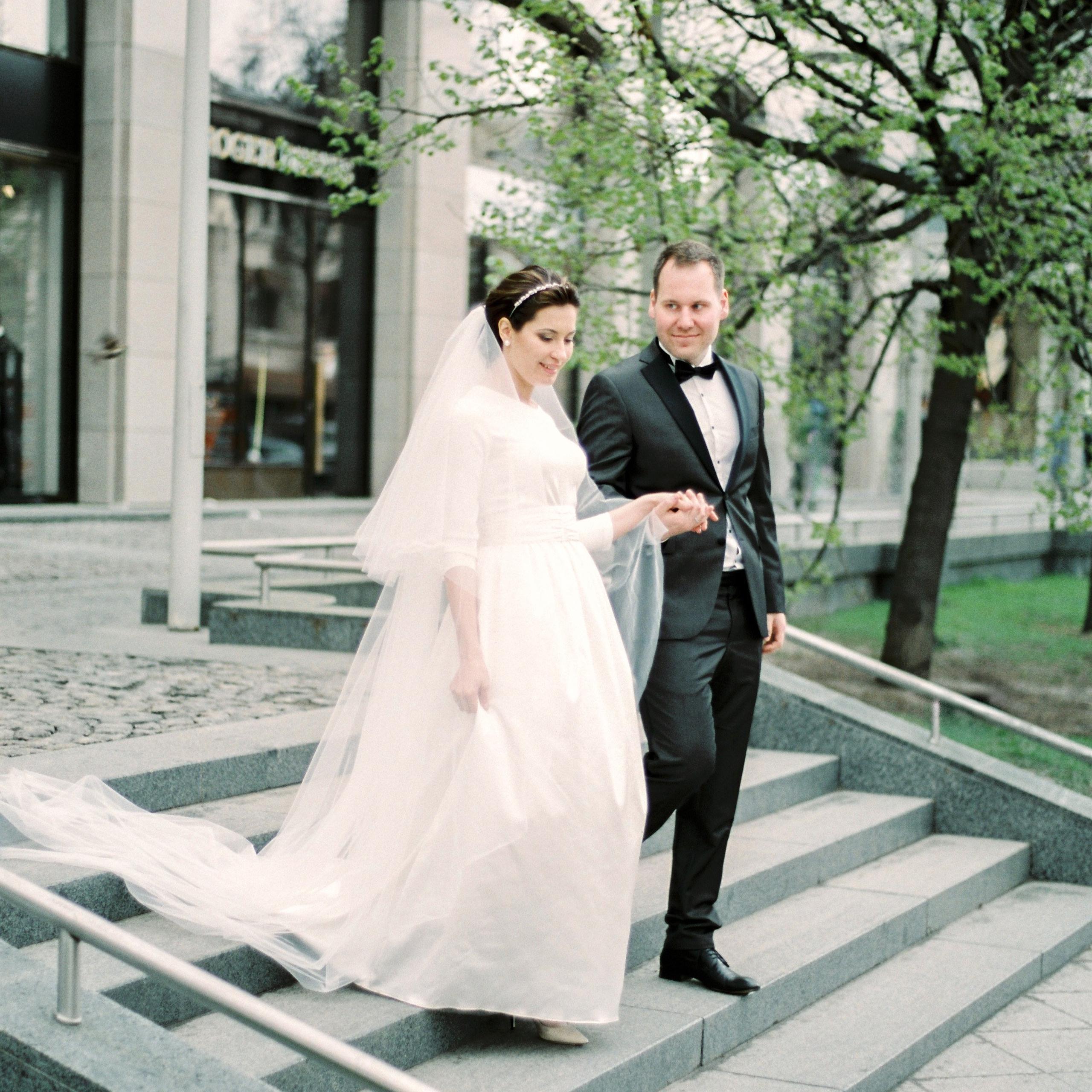 Стильная свадьба на плёнку в центре Москвы, роспись, прогулка