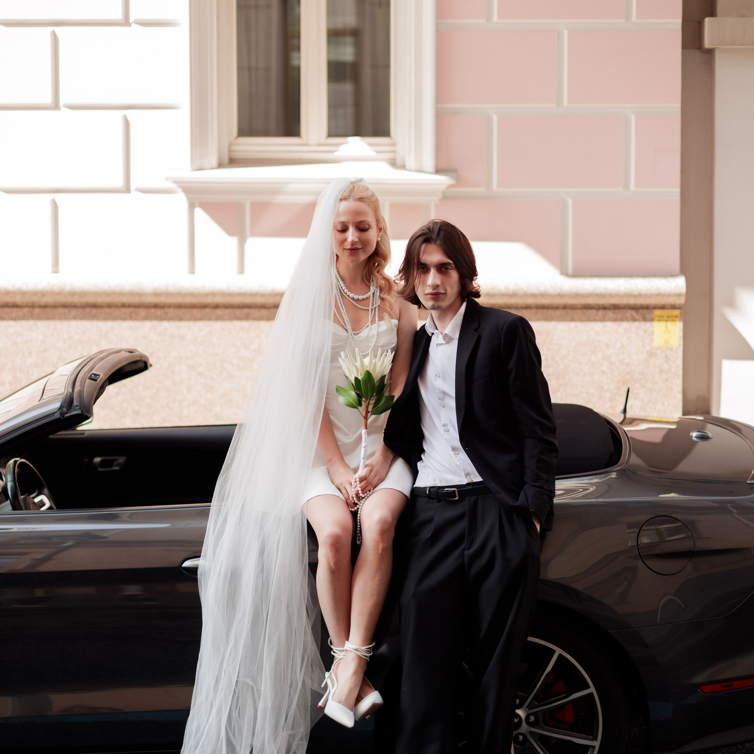 Свадебная съёмка с автомобилем в центре Москвы, фотограф на свадьбу Москва