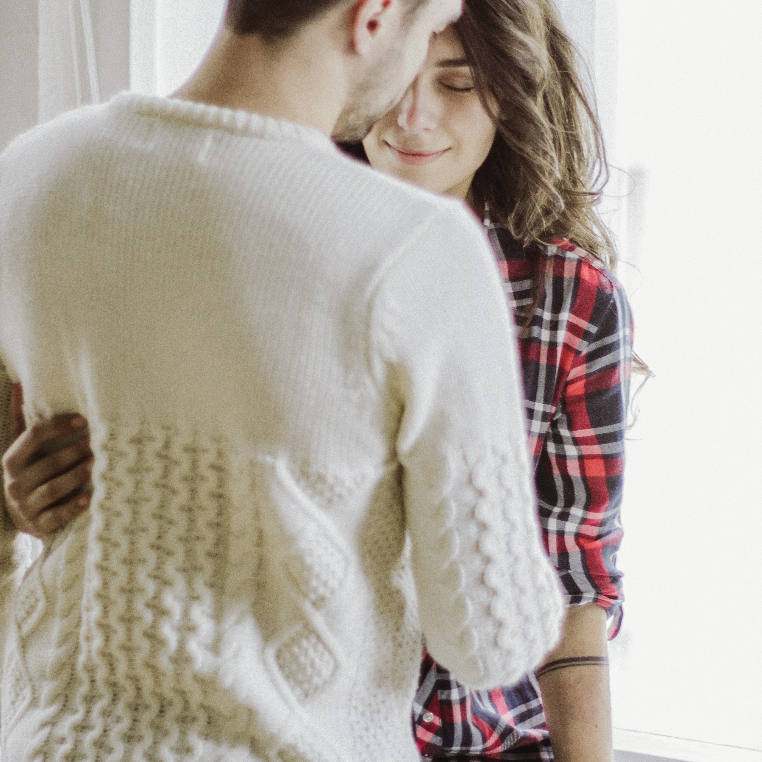 Уютная зимняя фотосессия для двоих дома