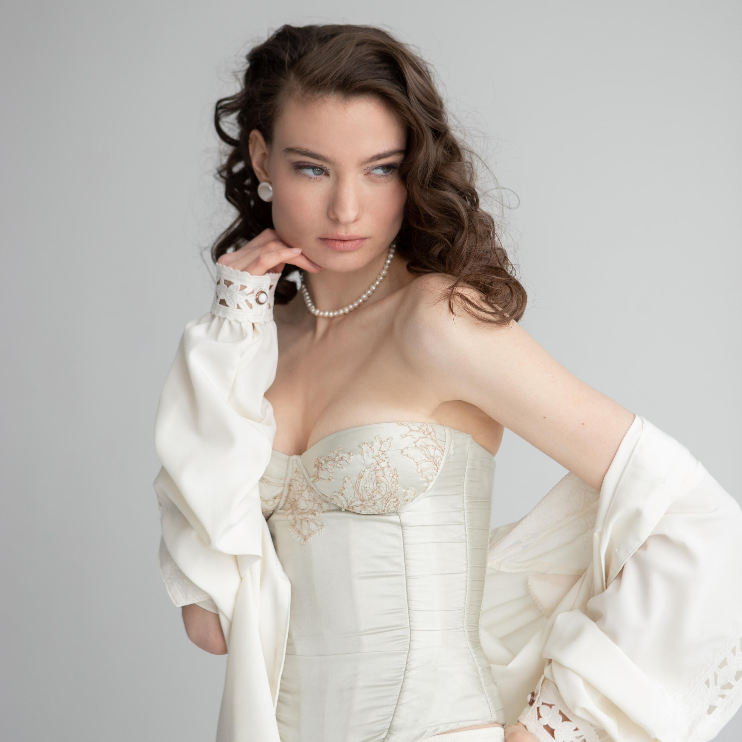 Девушка в белом