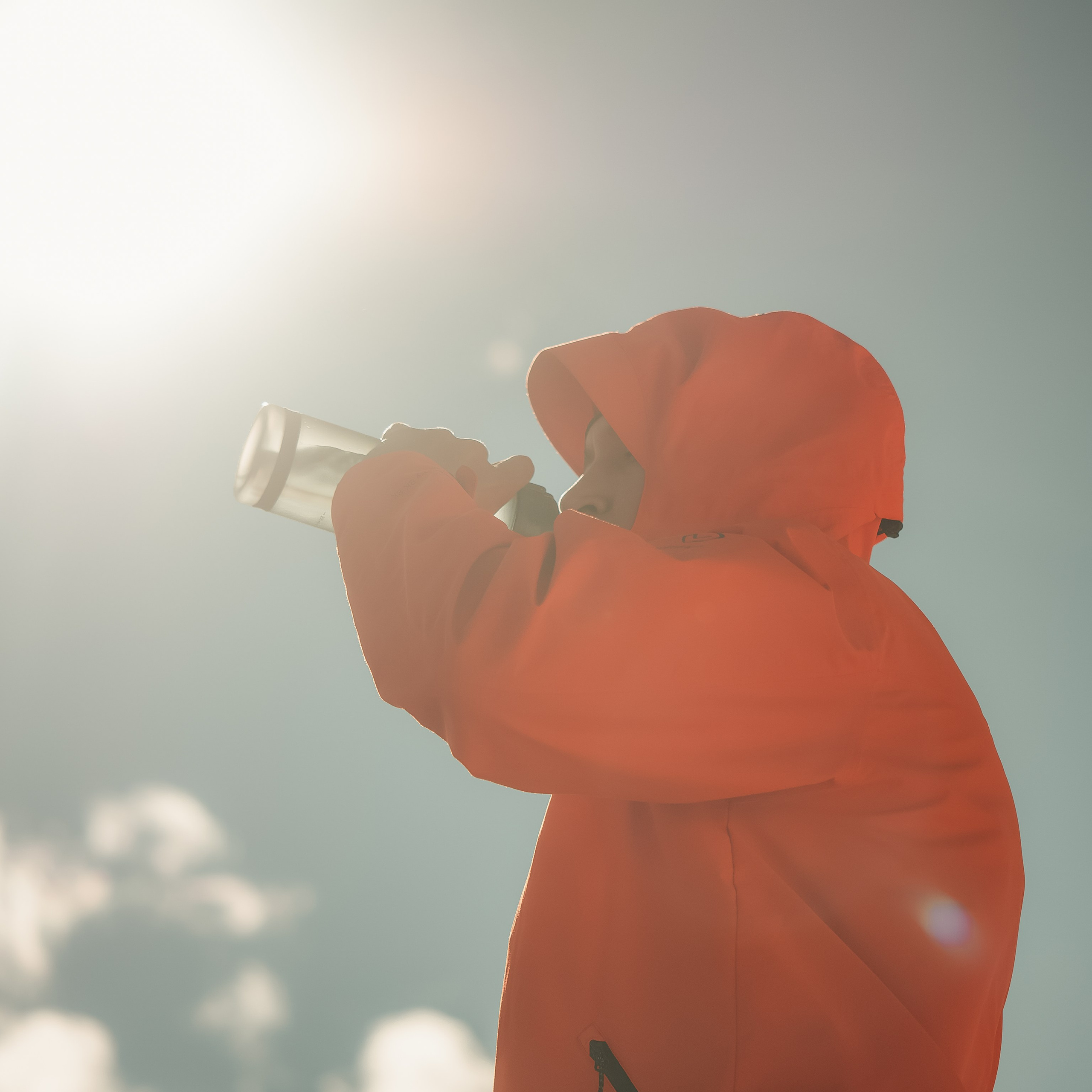 Реклама бутылки во время экспедиции на Плато Укок в Республике Алтай