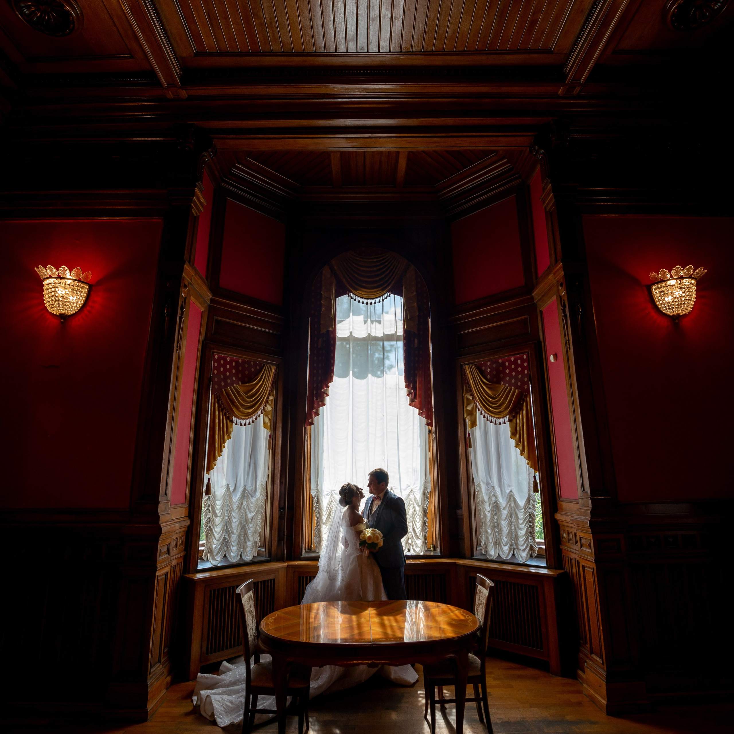 Анастасия и Игорь (фотосессия во Втором Дворце Бракосочетания, Польский сад, здание городской Ратуши)