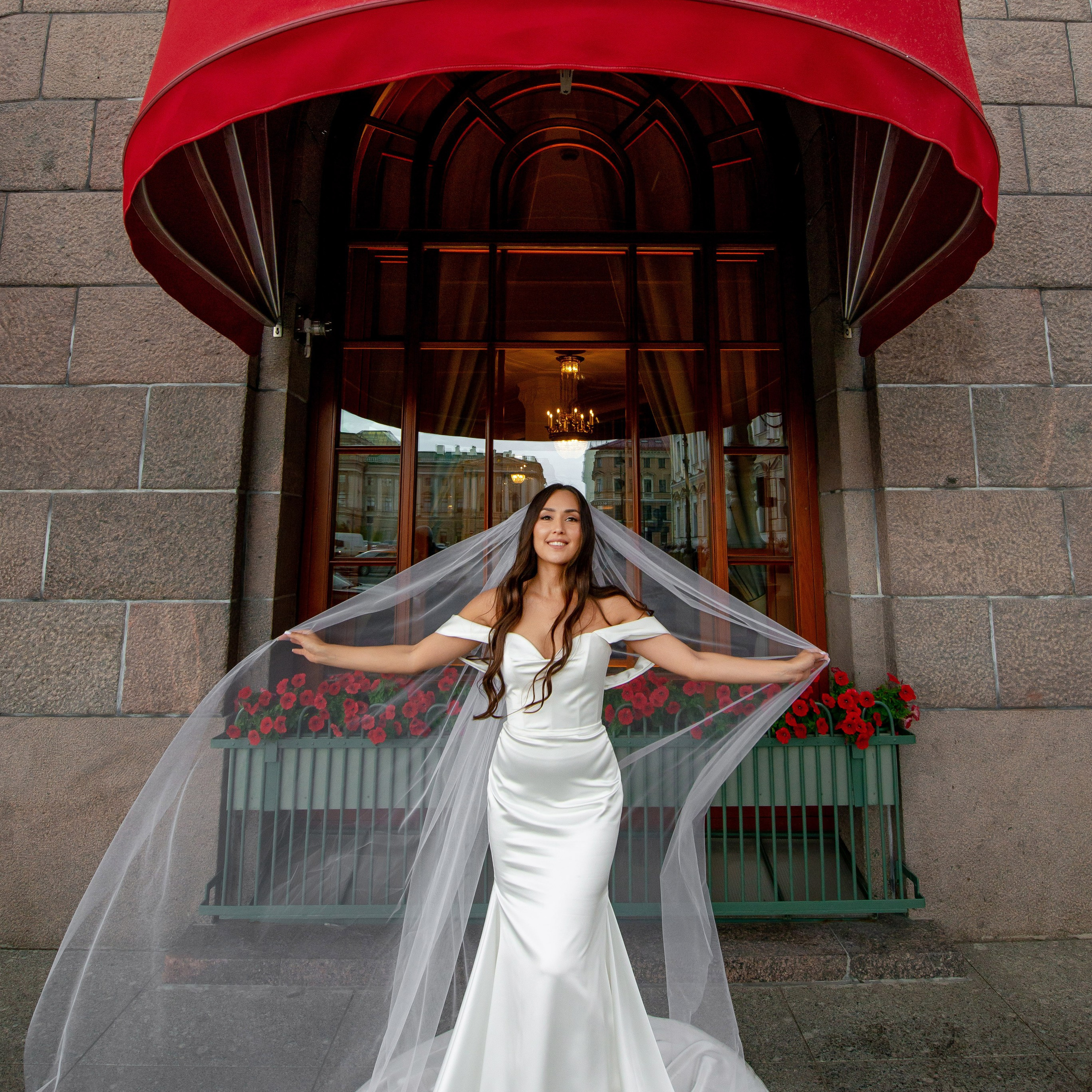 Антон и Аина (фотосессия у Атлантов на Миллионной улице, на Исаакиевской площади, выездная регистрация за городом)